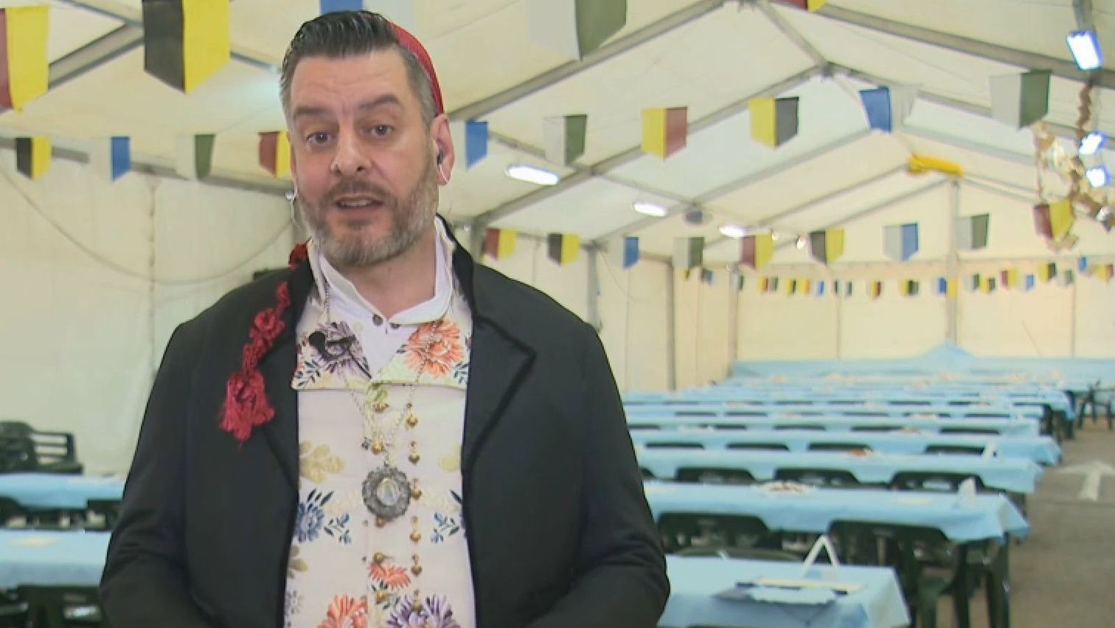 El regidor Carlos Galiana ha atés la ràdio d'À Punt des d'un envelat faller, poc abans d'assistir a un dels primers actes oficials de la jornada