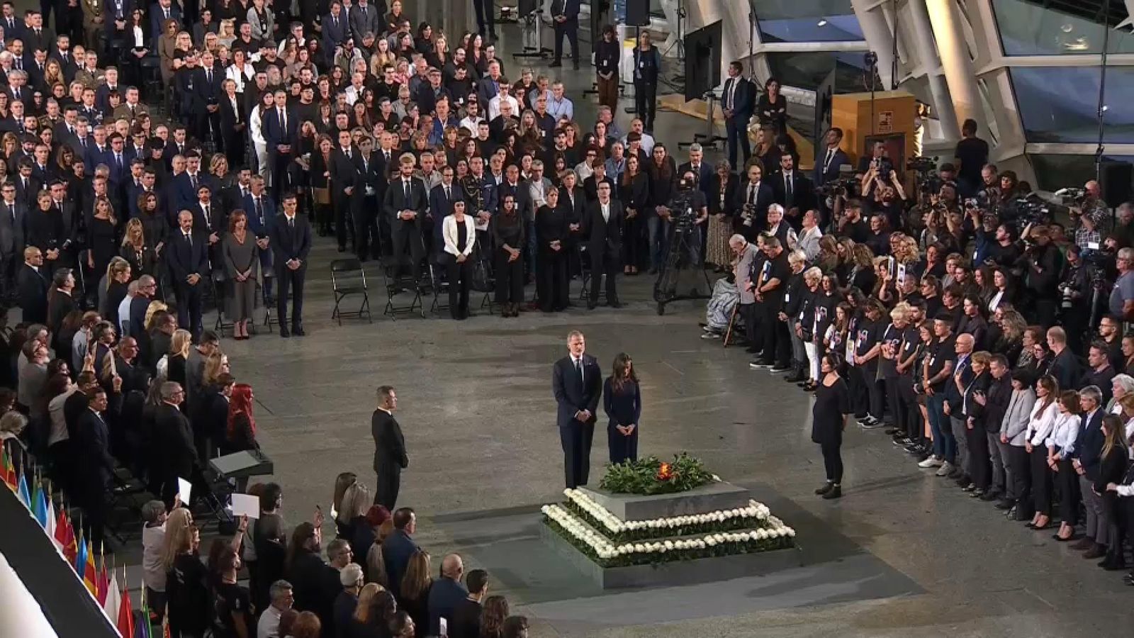 El reis en l'ofrena floral, amb els 800 assistents al funeral en peu i en silenci