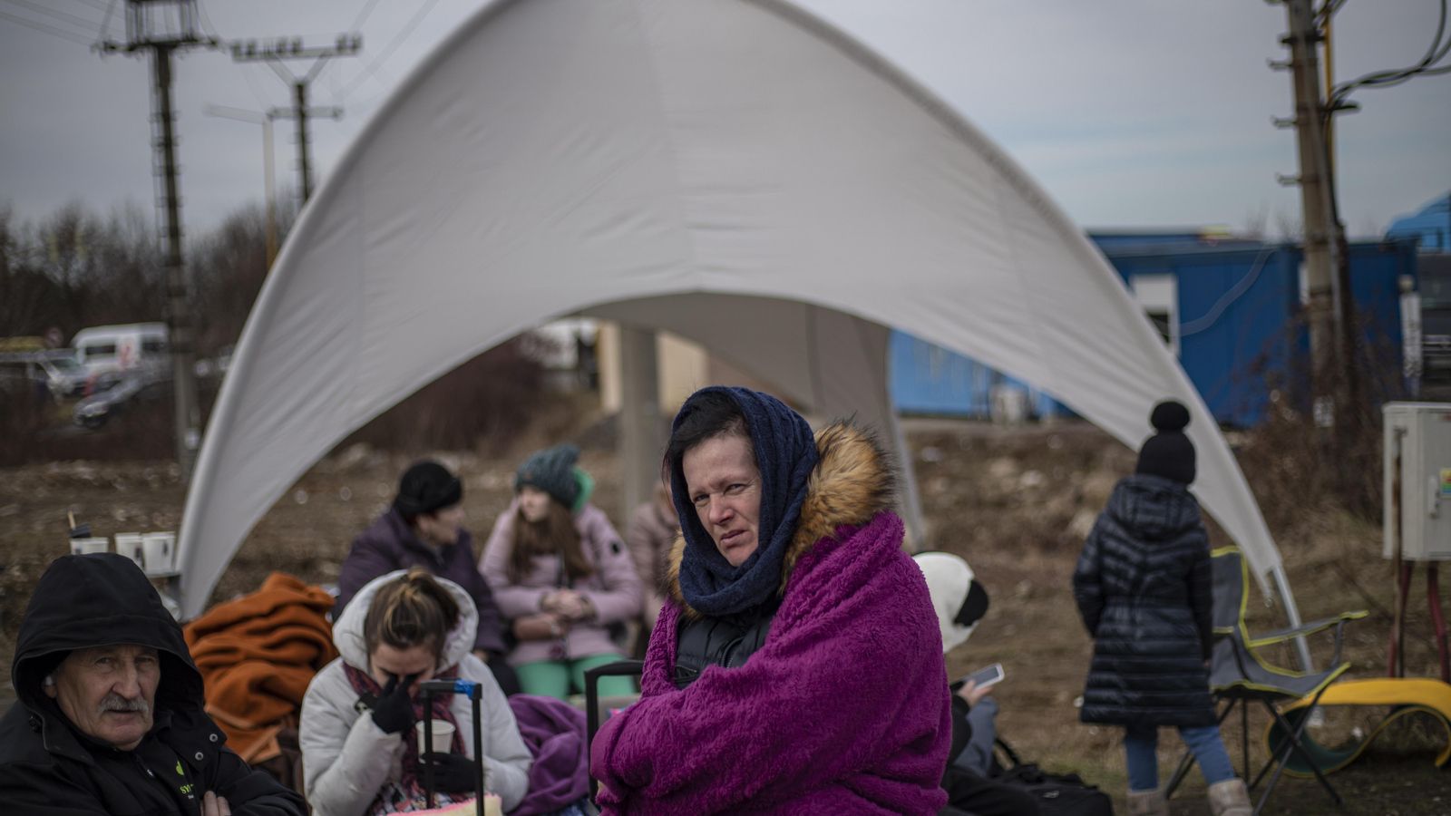 Milers de persones ja han creuat les fronteres d'Ucraïna i moltes més esperen per a travessar-les
