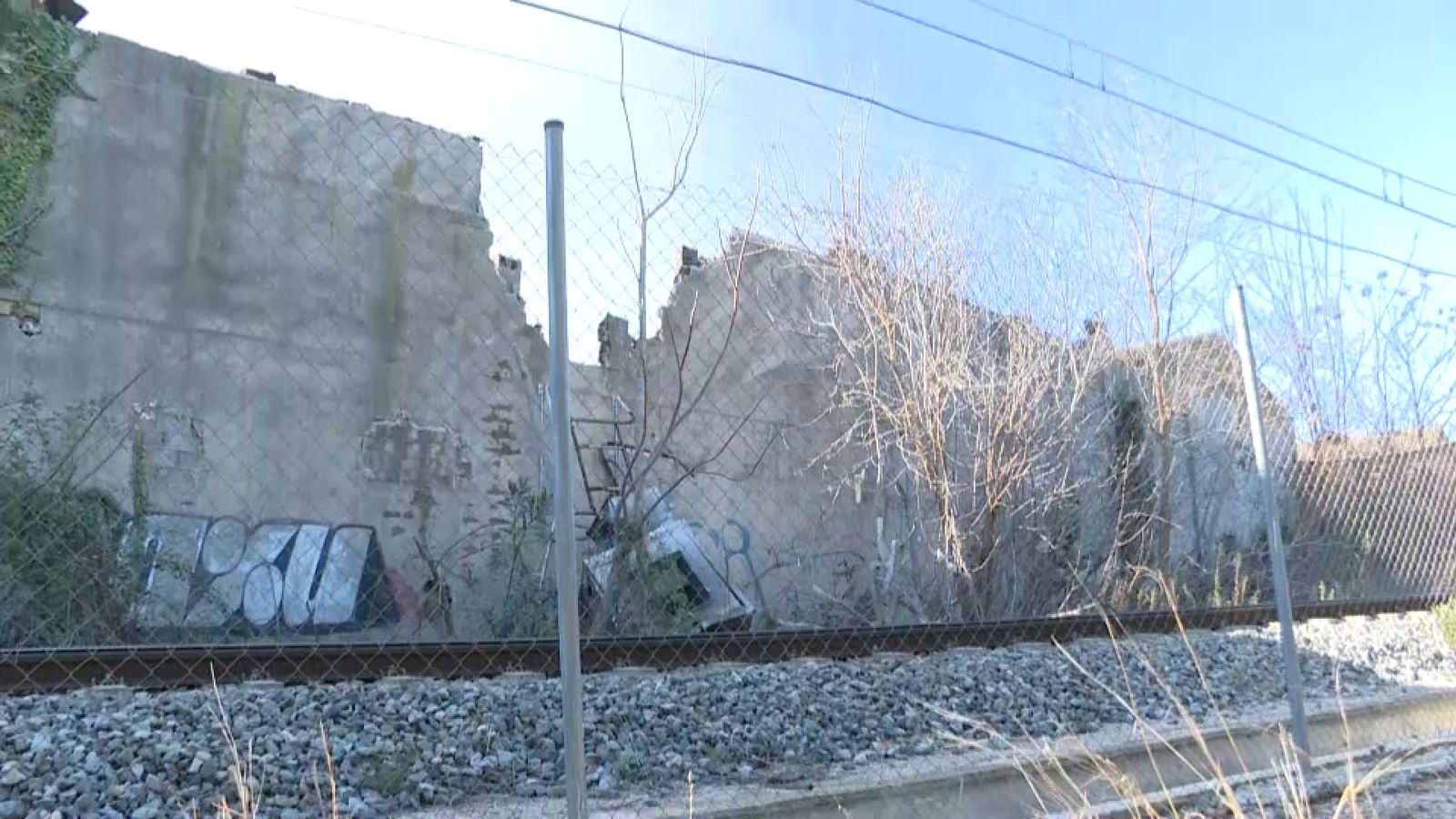 La via de la línia 9 de Metrovalència, obstaculitzada pel mur enfonsat en la nau cremada