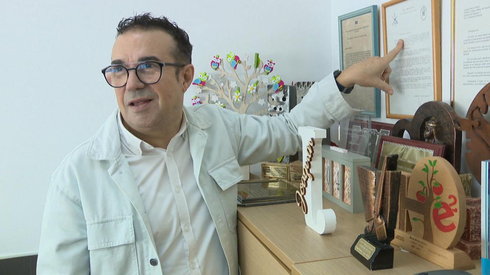 Joaquín, mostrant un dels seus guardons com a millor mestre