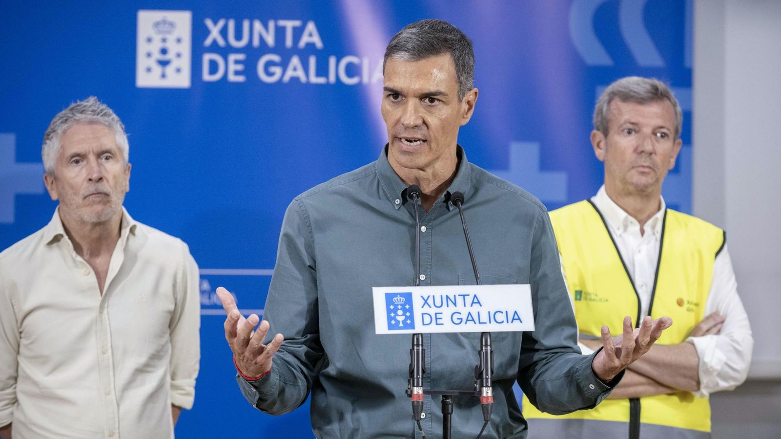 Sánchez parla davant dels mitjans, amb el ministre Grande-Marlaska i el president de la Xunta de Galícia, Alfonso Rueda, per darrere