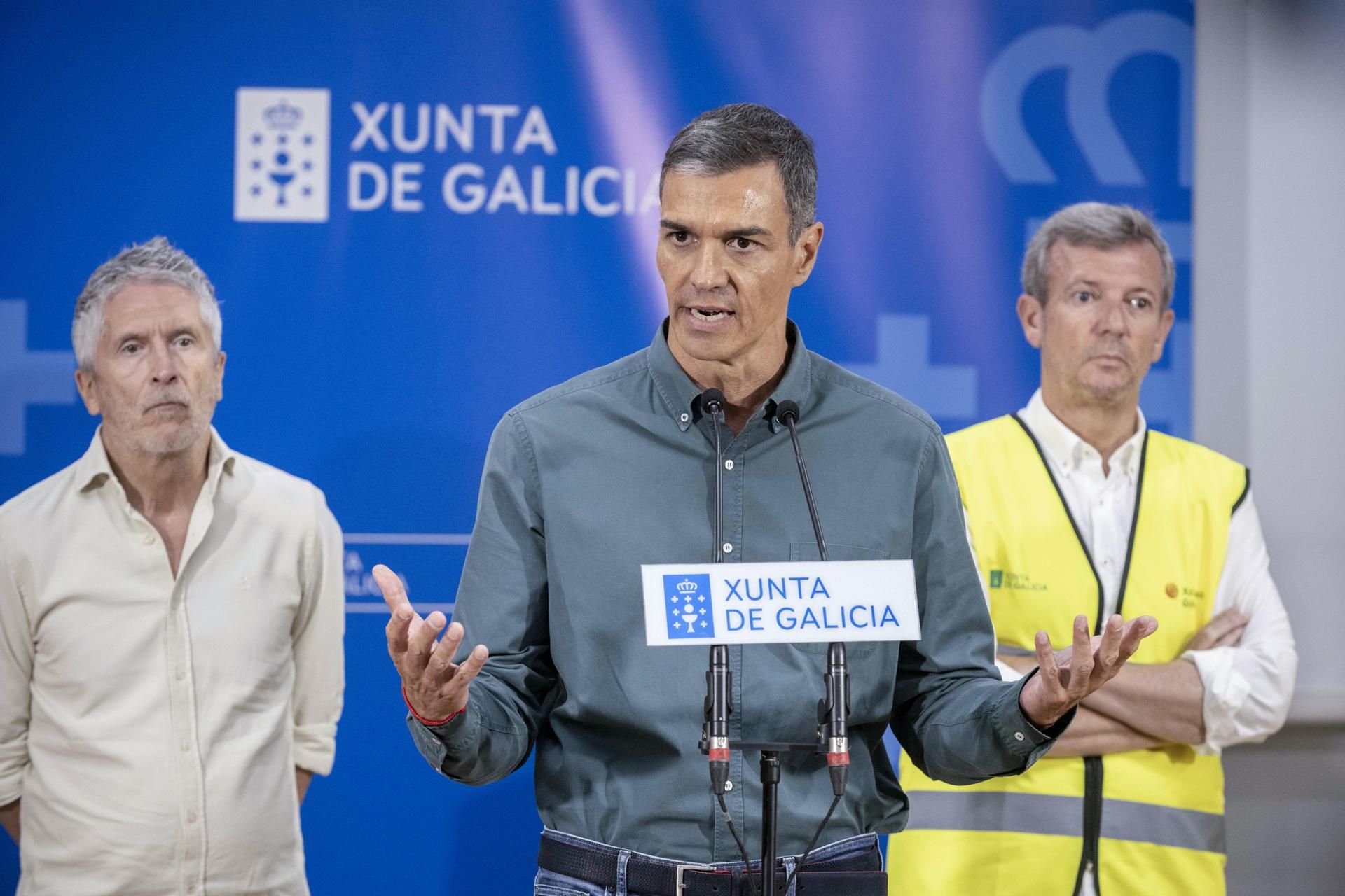 Sánchez parla davant dels mitjans, amb el ministre Grande-Marlaska i el president de la Xunta de Galícia, Alfonso Rueda, per darrere