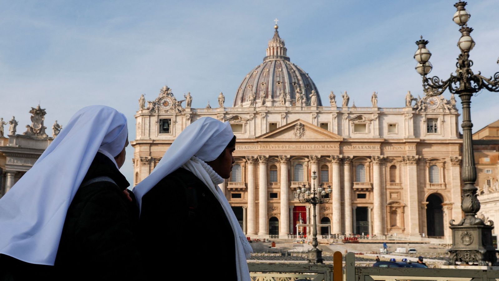 Tres monges en la plaça Sant Pere del Vaticà