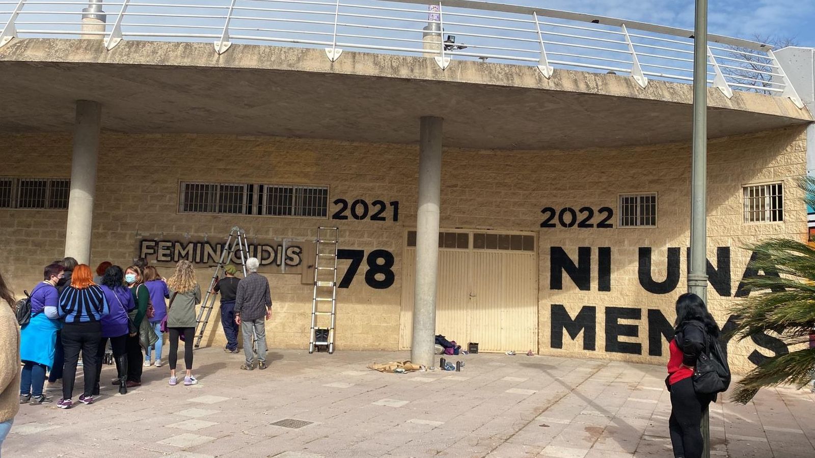 Membres d'Alanna acaben de pintar el nou comptador de feminicidis al jardí del Túria de València