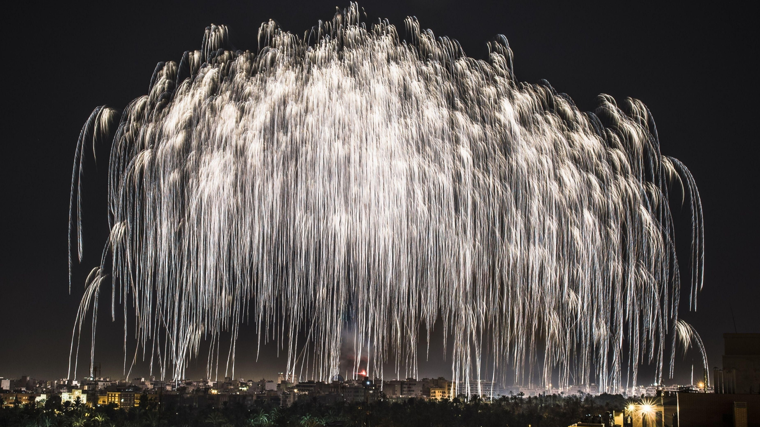 La gran palmera blanca il·luminarà el cel i anunciarà la imminent arribada de les festes La gran palmera blanca il·luminarà el cel i anunciarà la imminent arribada de les festes