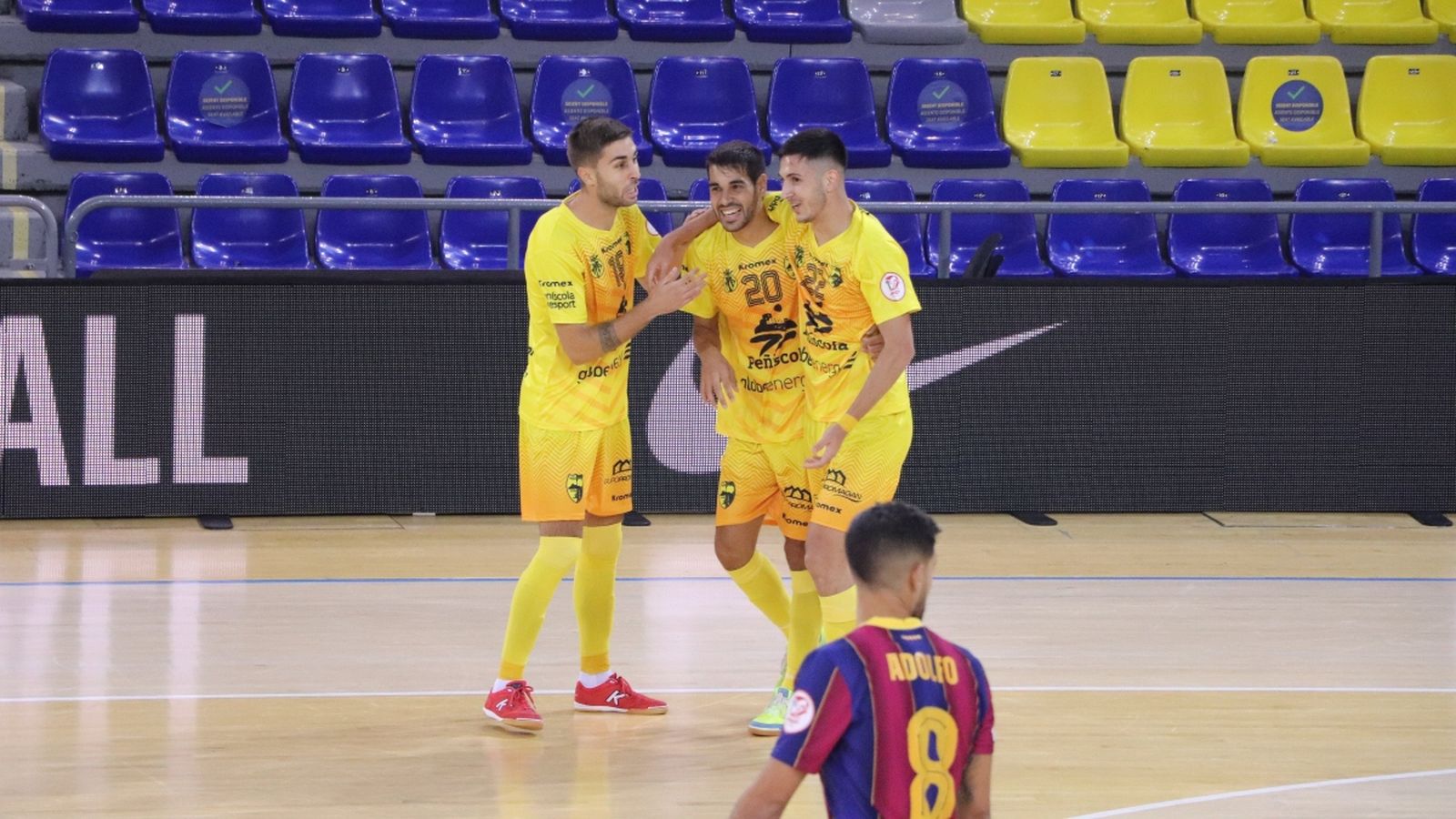 Els jugadors del Peníscola celebren un gol