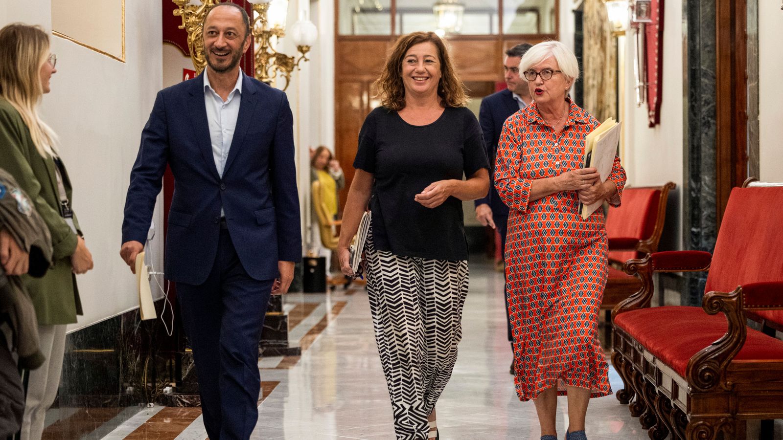 La presidenta del Congrés, Francina Armengol, al costat del vicepresident primer, Alfonso Rodríguez Gómez i la secretària segona, Isaura Leal, a la seua arribada a la reunió de la mesa del Congrés