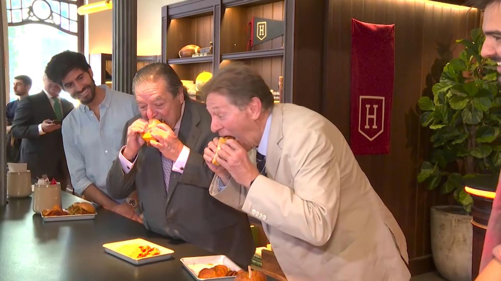 Javier Quesada i Vicente Boluda presenten en una hamburgueseria la campanya per al lliurament dels guardons el 25 de novembre