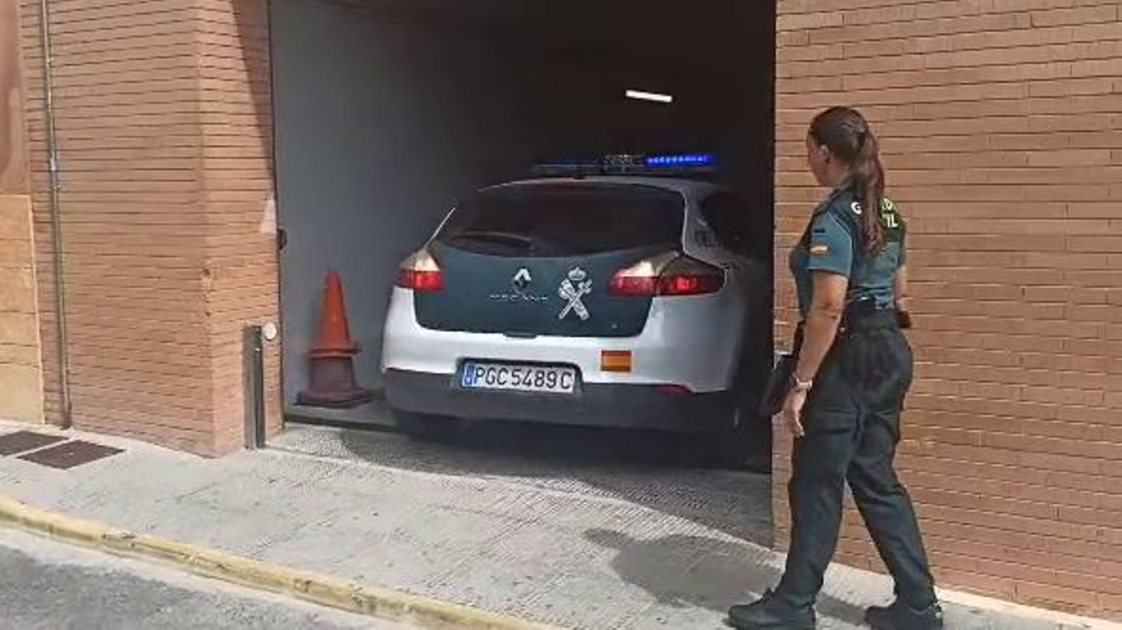 Moment en què el presumpte autor del crim abandona el jutjat d'Oriola