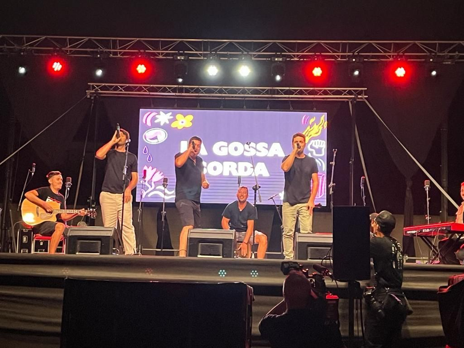 Josep Nadal i Àlex Seguí, cantants de la Gossa Sorda, durant el concert solidari dels encausats de Pego