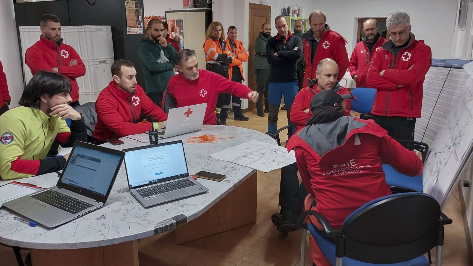 Lloc de Comandament instal·lat en el local de la Federació Càntabra d'Espeleologia d'Arredondo, per a seguir el rescat de quatre espeleòlegs
