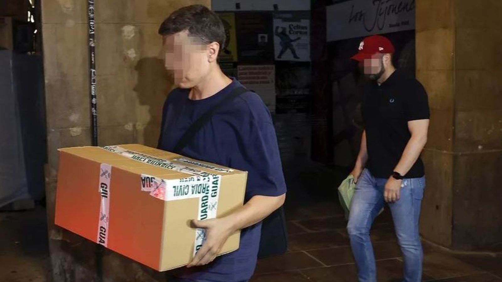 Agents de l'UCO ixen amb capses de la seu de Servinabar després d'un escorcoll