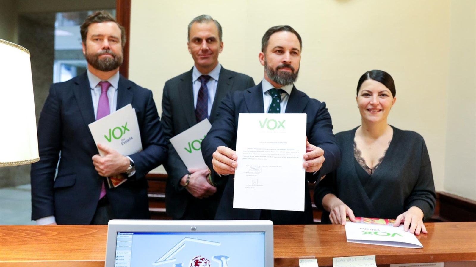 El líder de Vox, Santiago Abascal, registra una iniciativa al Congrés al costat del seu equip