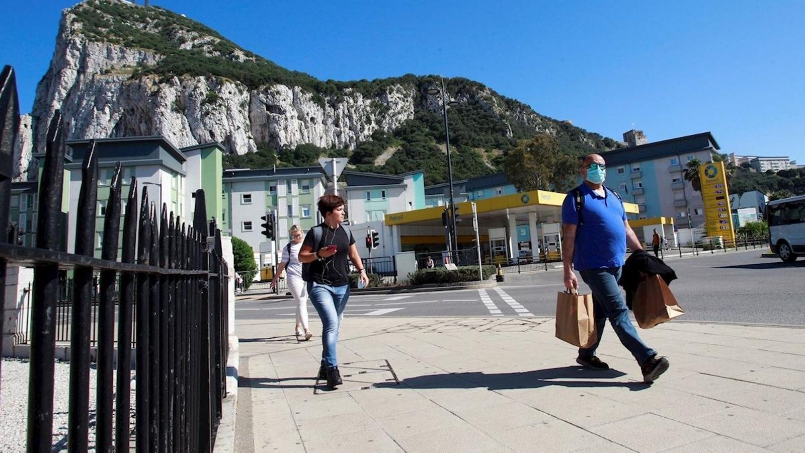 Diverses persones caminen per Gibraltar