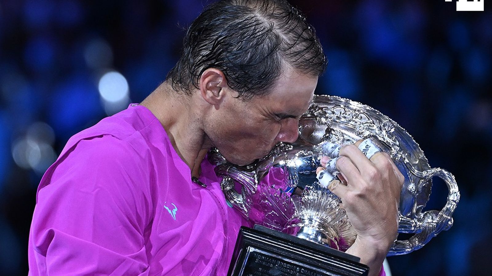 Rafael Nadal celebra la seua victòria en l'Open d'Austràlia en guanyar en la final el rus Daniïl Medvédev per 2-6
