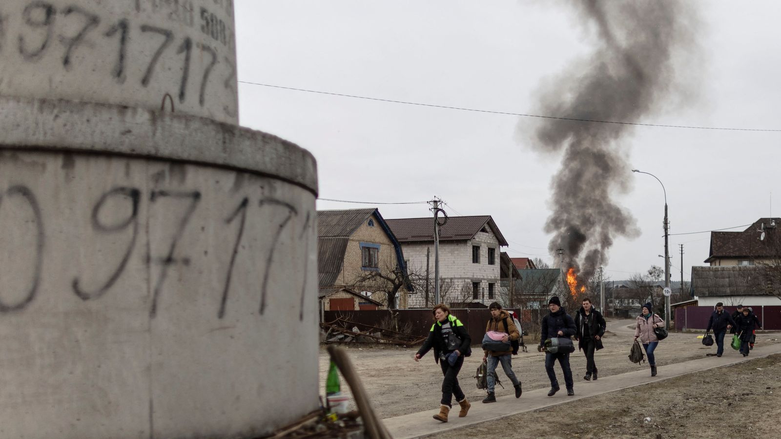 Civils fugen a peu de la ciutat d'Írpin, atacada per l'exèrcit rus