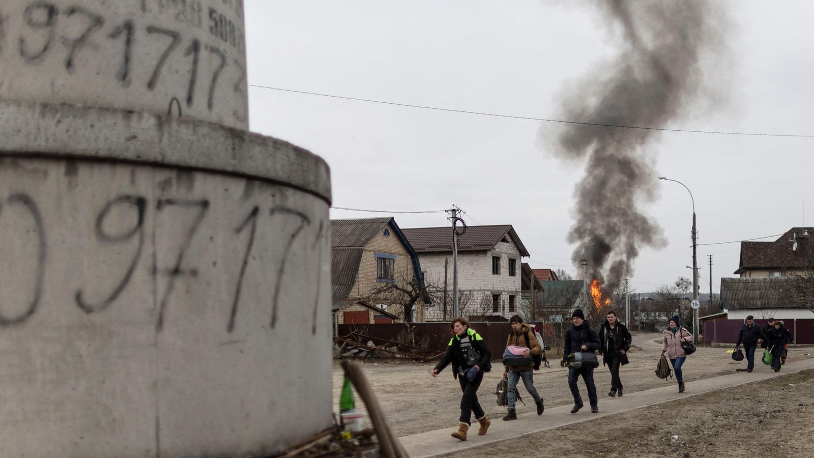 Civils fugen a peu de la ciutat d'Írpin, atacada per l'exèrcit rus Civils fugen a peu de la ciutat d'Írpin, atacada per l'exèrcit rus