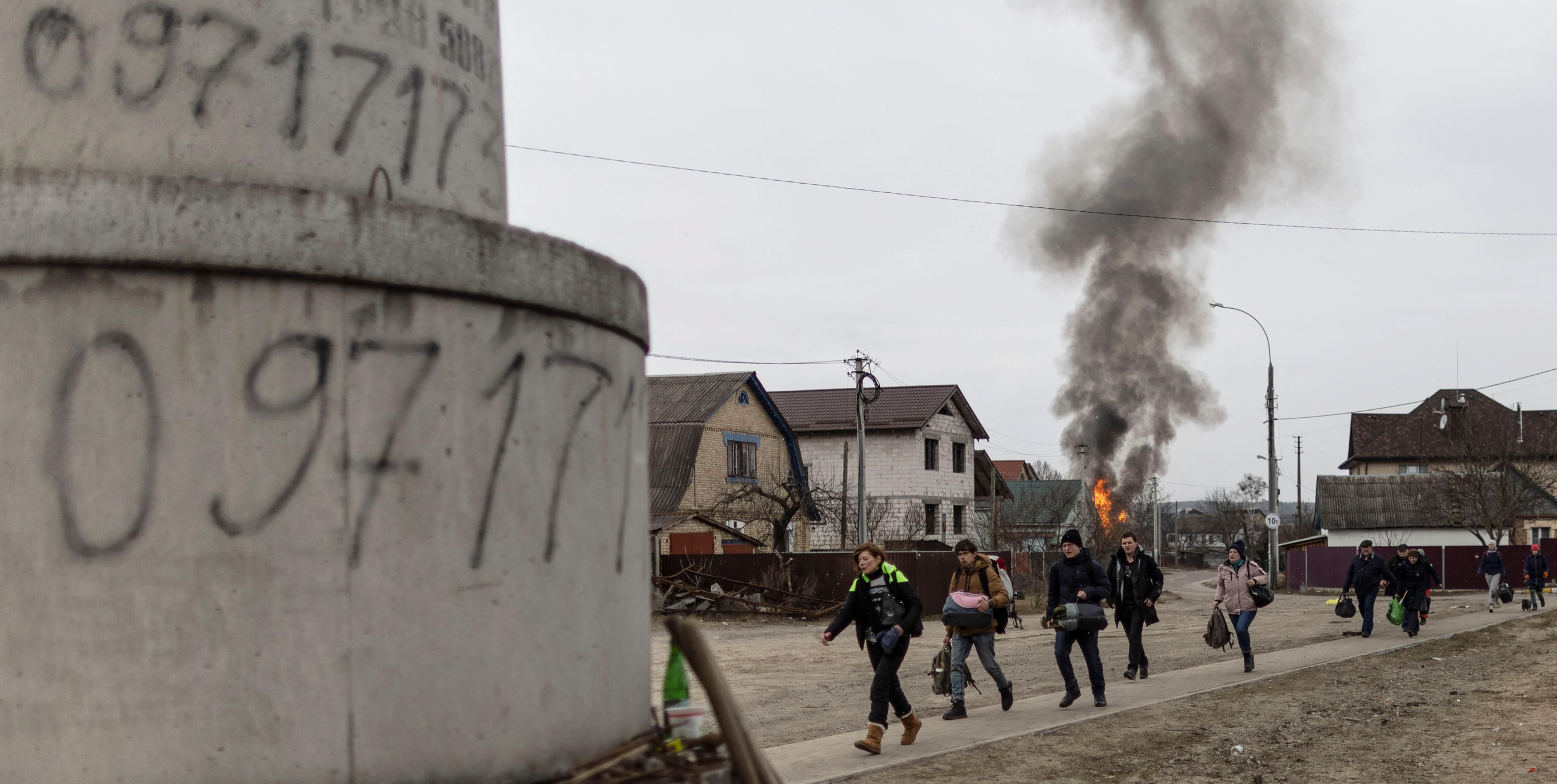 Civils fugen a peu de la ciutat d'Írpin, atacada per l'exèrcit rus