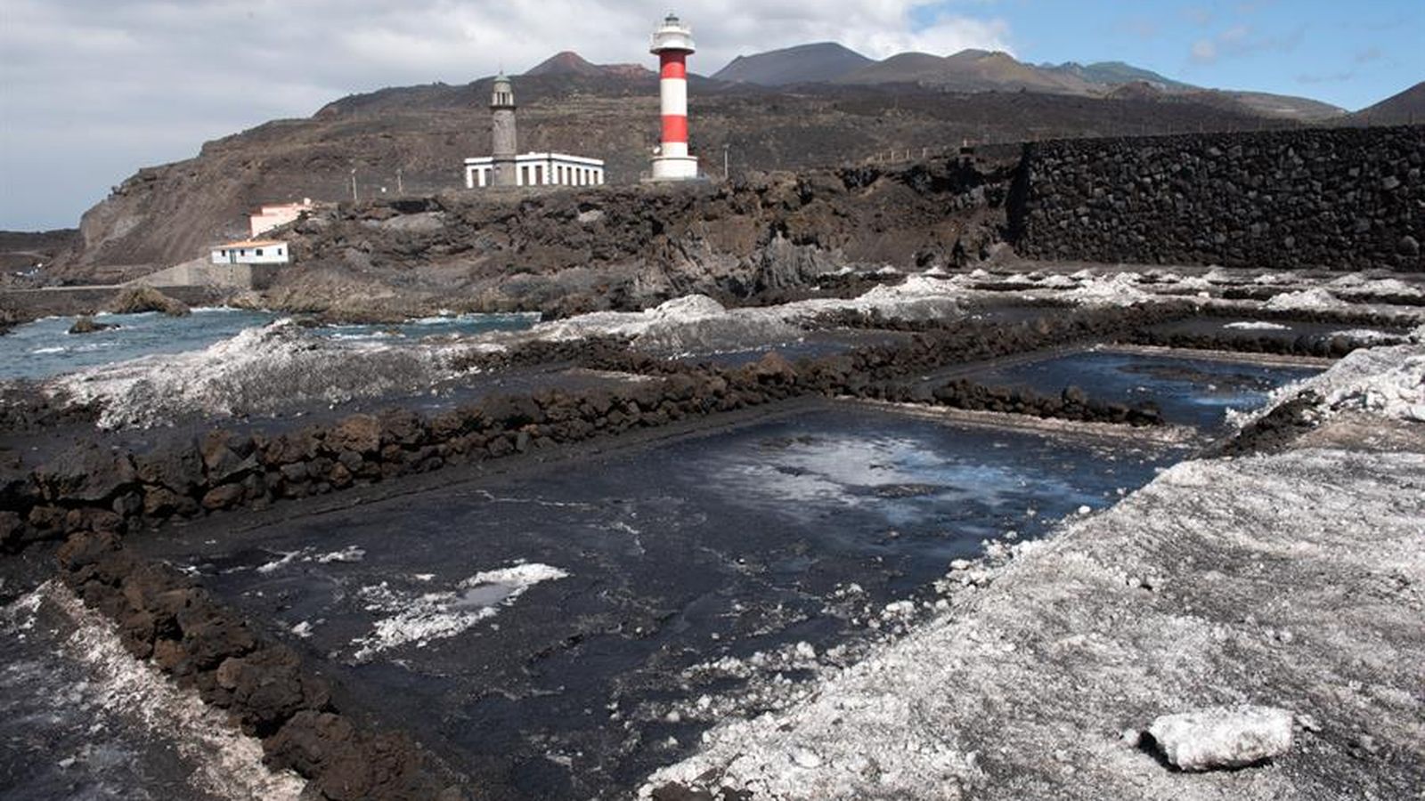 La cendra del volcà s'acumula en les salines de Fuencaliente, al sud de La Palma