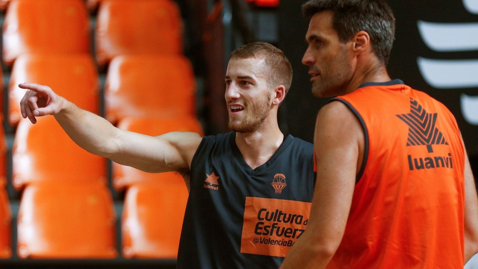 El nou fitxatge, Matt Thomas, conversa amb San Emeterio en el primer entrenament