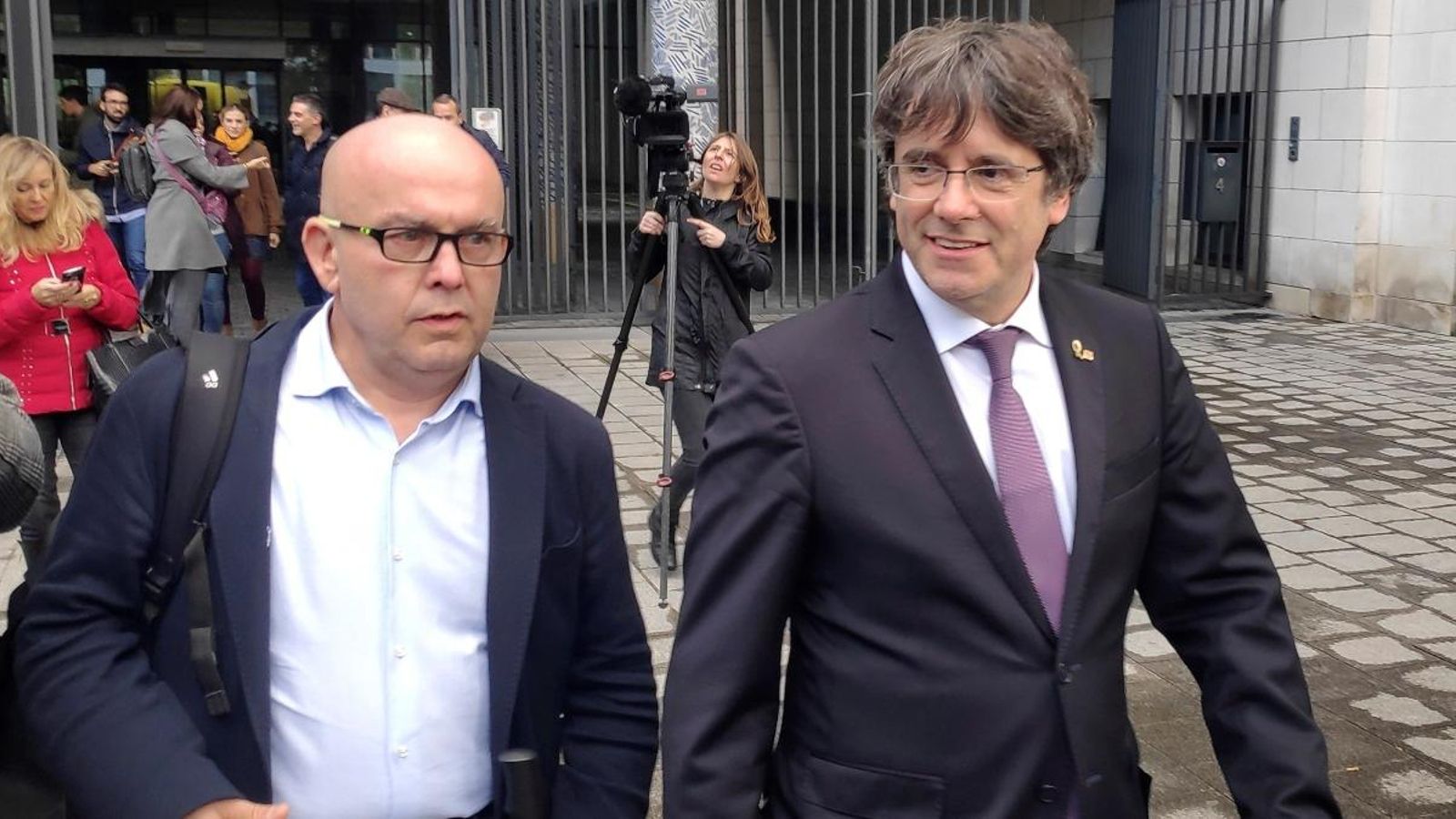 L'expresident de la Generalitat de Catalunya, Carles Puigdemont, acompanyat del seu advocat, Gonzalo Boye, divendres passat a Brussel·les