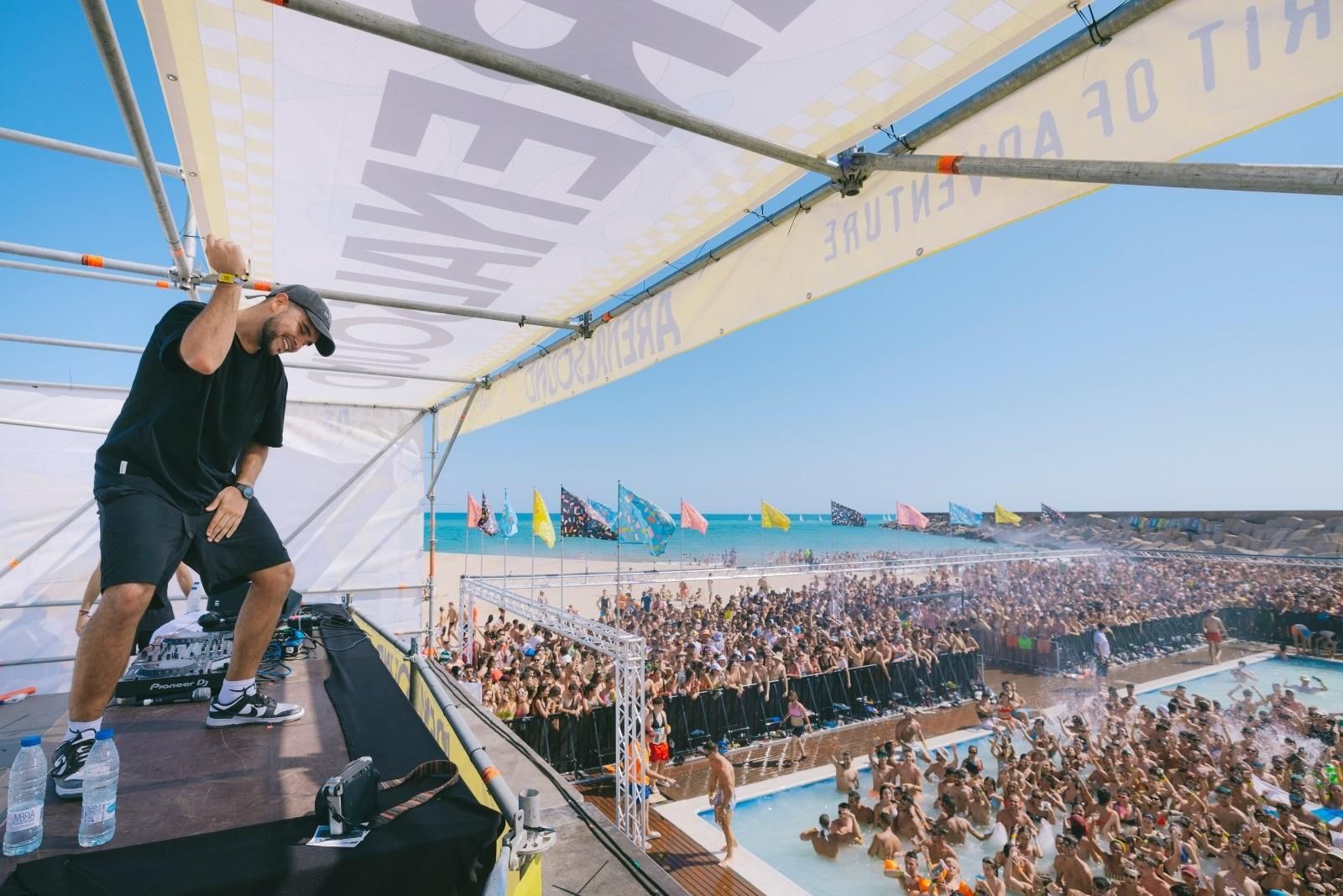 L'espai de la piscina també ofereix sessions de música electrònica