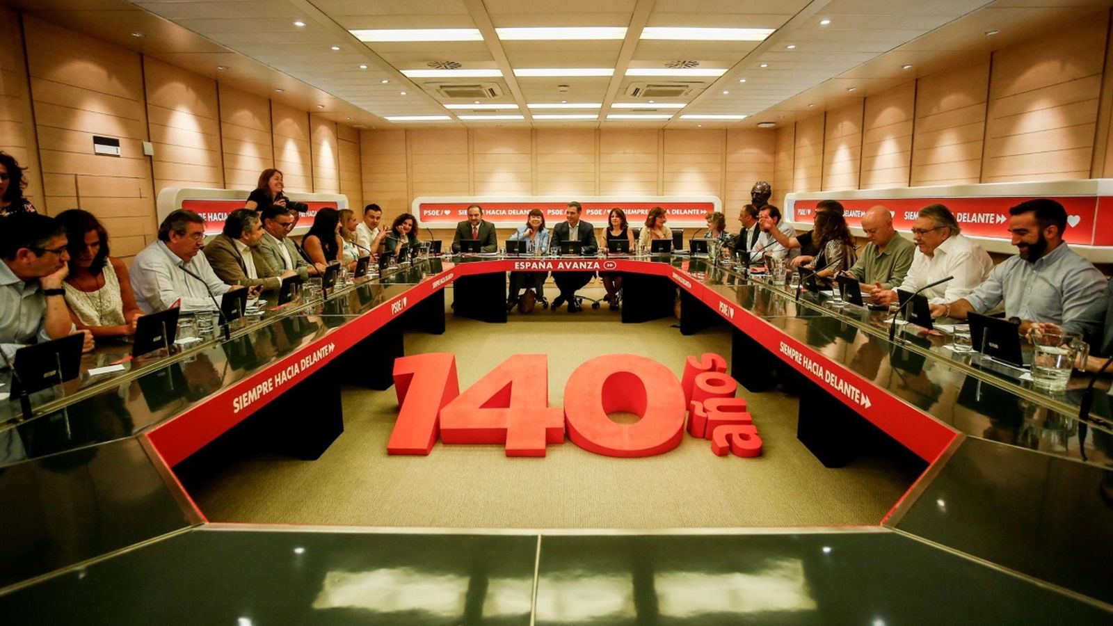 En la imatge, l'executiva del PSOE posa després de la reunió d'aquest dilluns