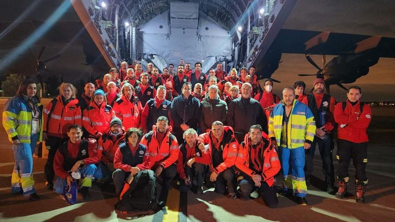 Efectius de l'ERICAM arriben a l'aeroport d'Adana, a Turquia