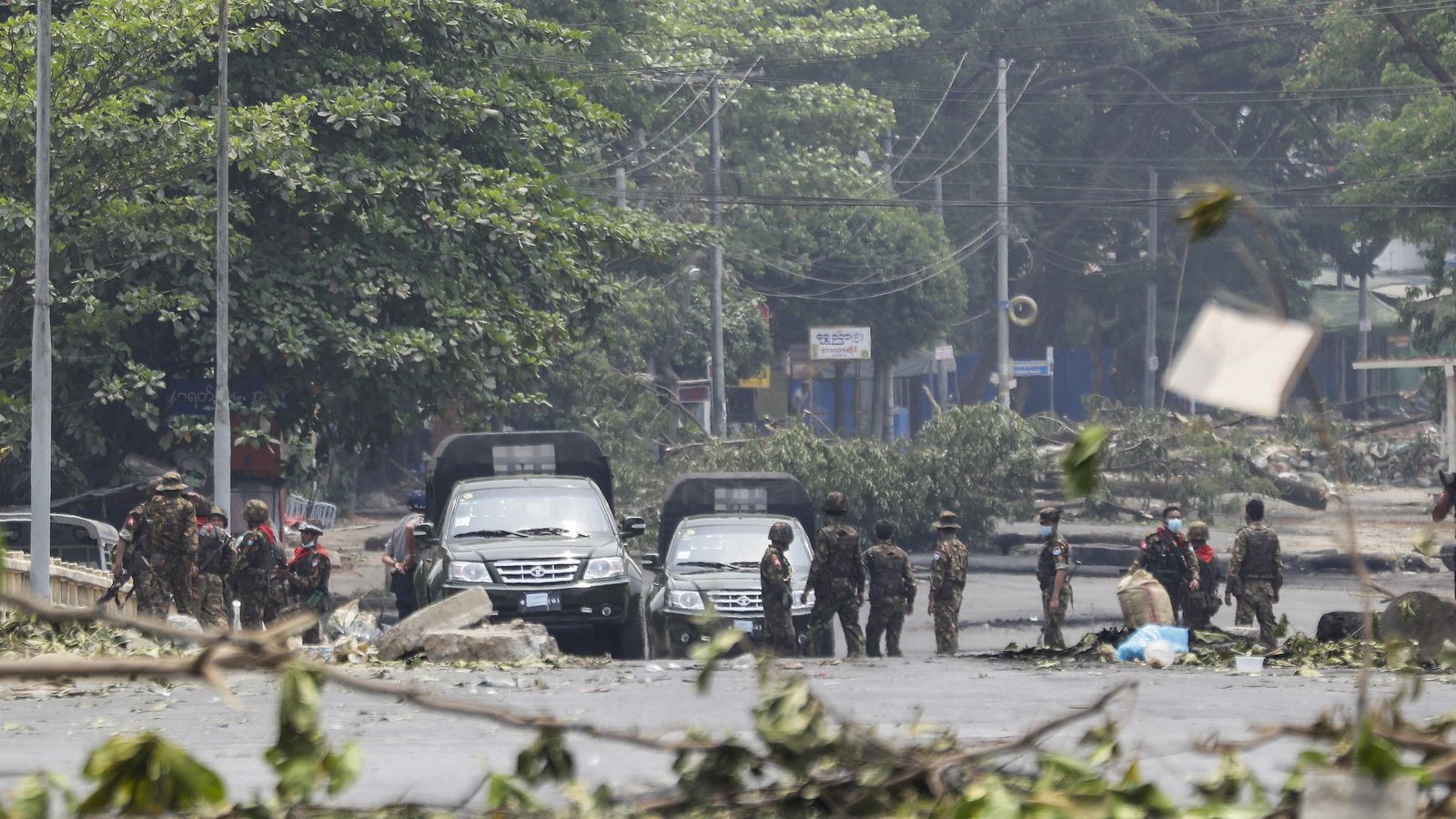 Un carrer de la ciutat de Yangon, que acull violents enfrontaments entre l'exèrcit i la població civil en les últimes setmanes