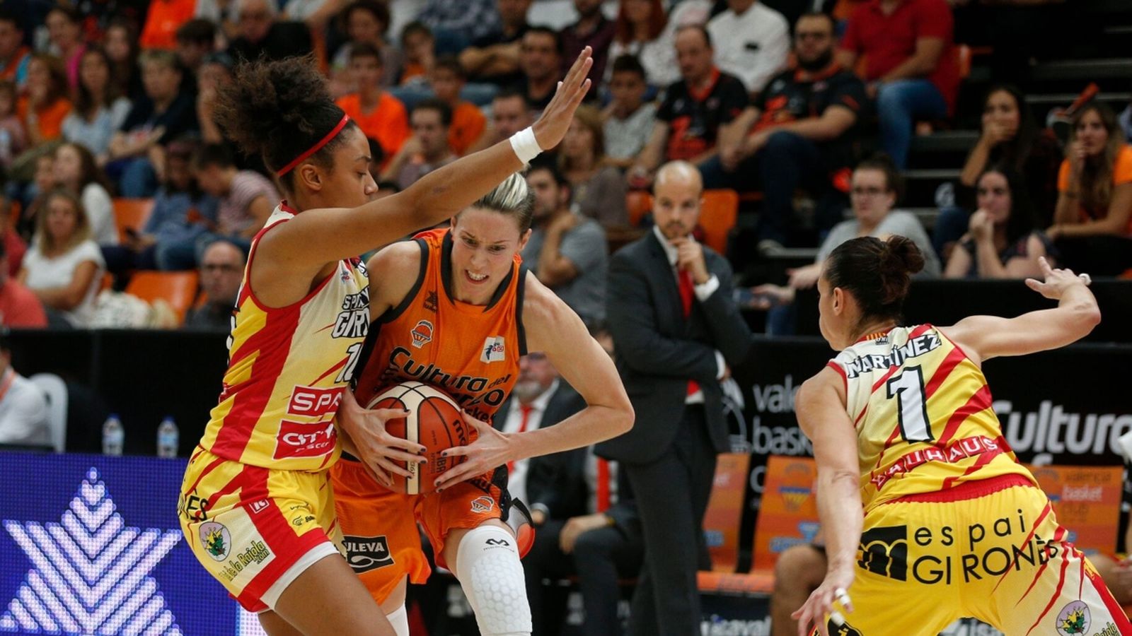 La base Anna Gómez intenta superar la defensa del Girona