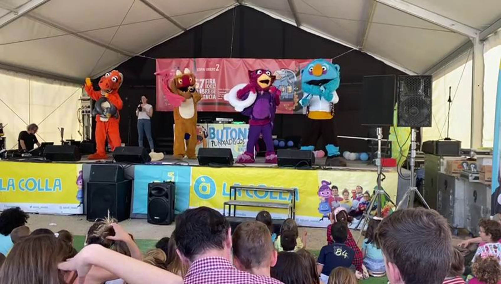 Actuació de Les feretes a la Fira del Llibre 2022 (imatge d'arxiu)