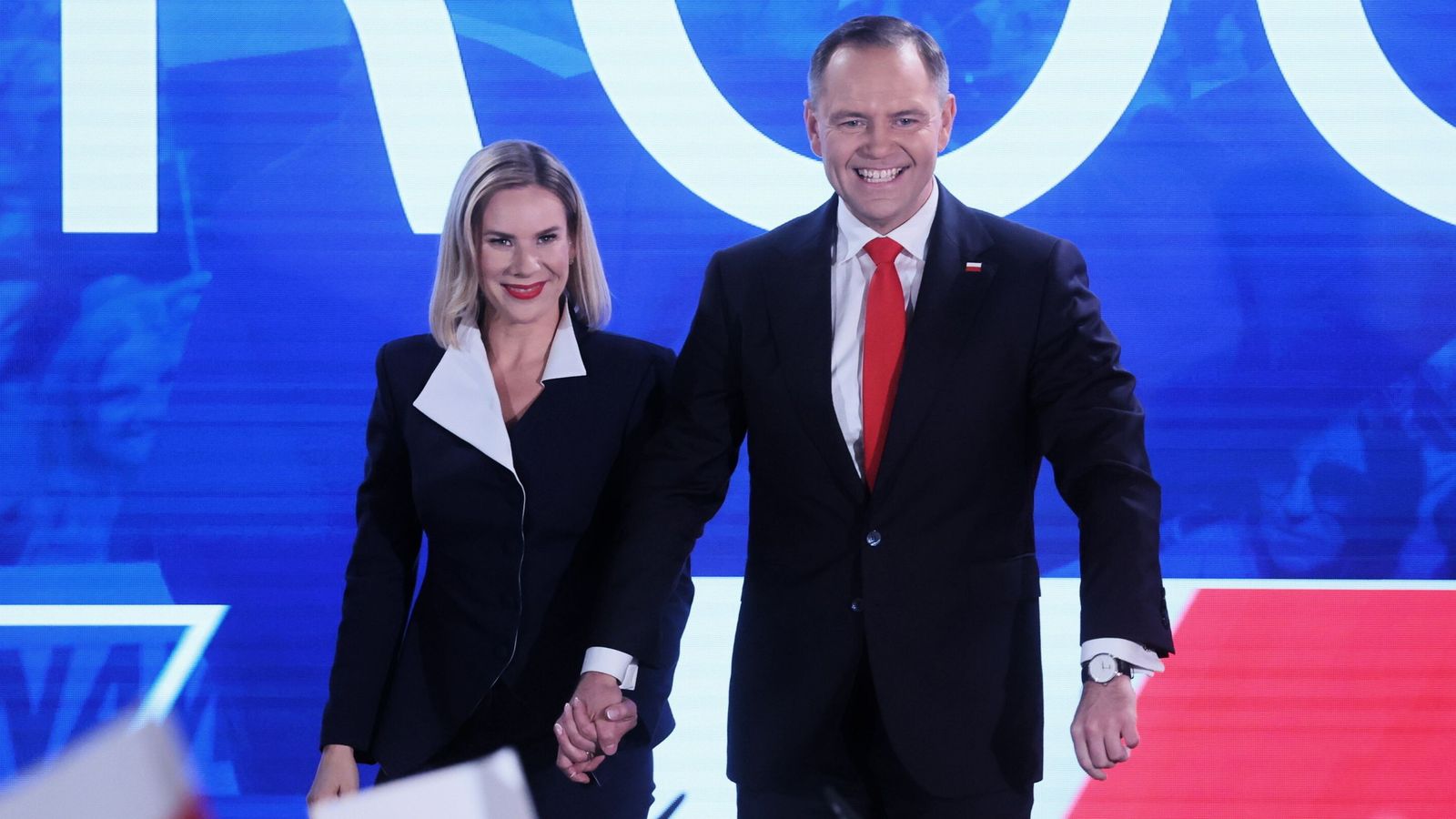 El candidat presidencial polonés Karol Nawrocki amb la seua esposa Marta Nawrocka, celebra la victòria de les eleccions presidencials a Varsòvia, Polònia