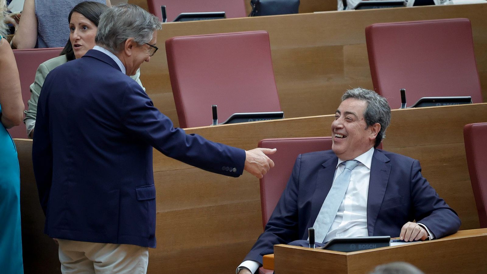 El conseller d'Hisenda, José Antonio Rovira, conversa amb el síndic de Vox, José María Llanos
