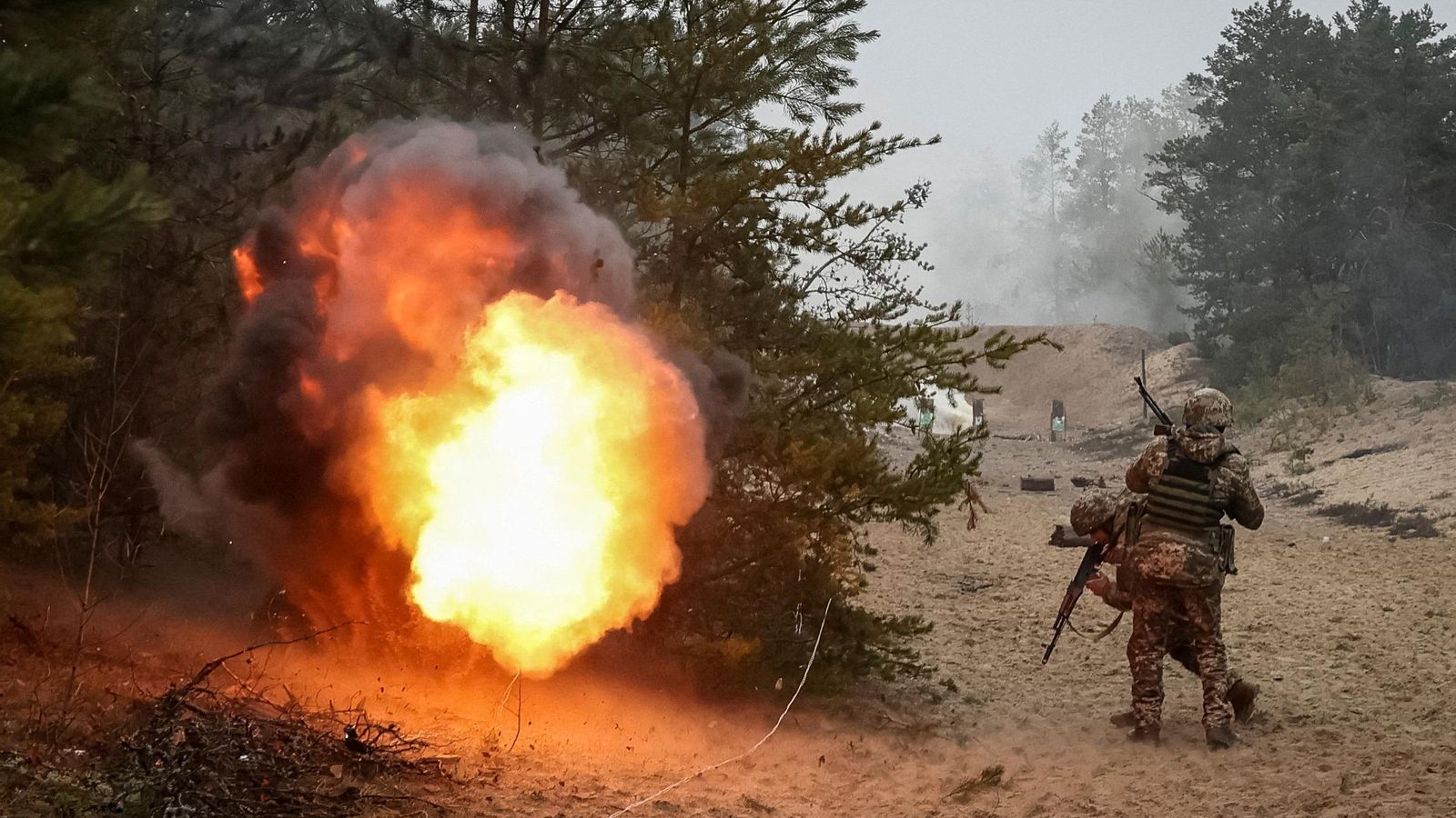 Militars ucraïnesos assisteixen a un exercici a la regió de Volyn prop de la frontera amb Bielorússia