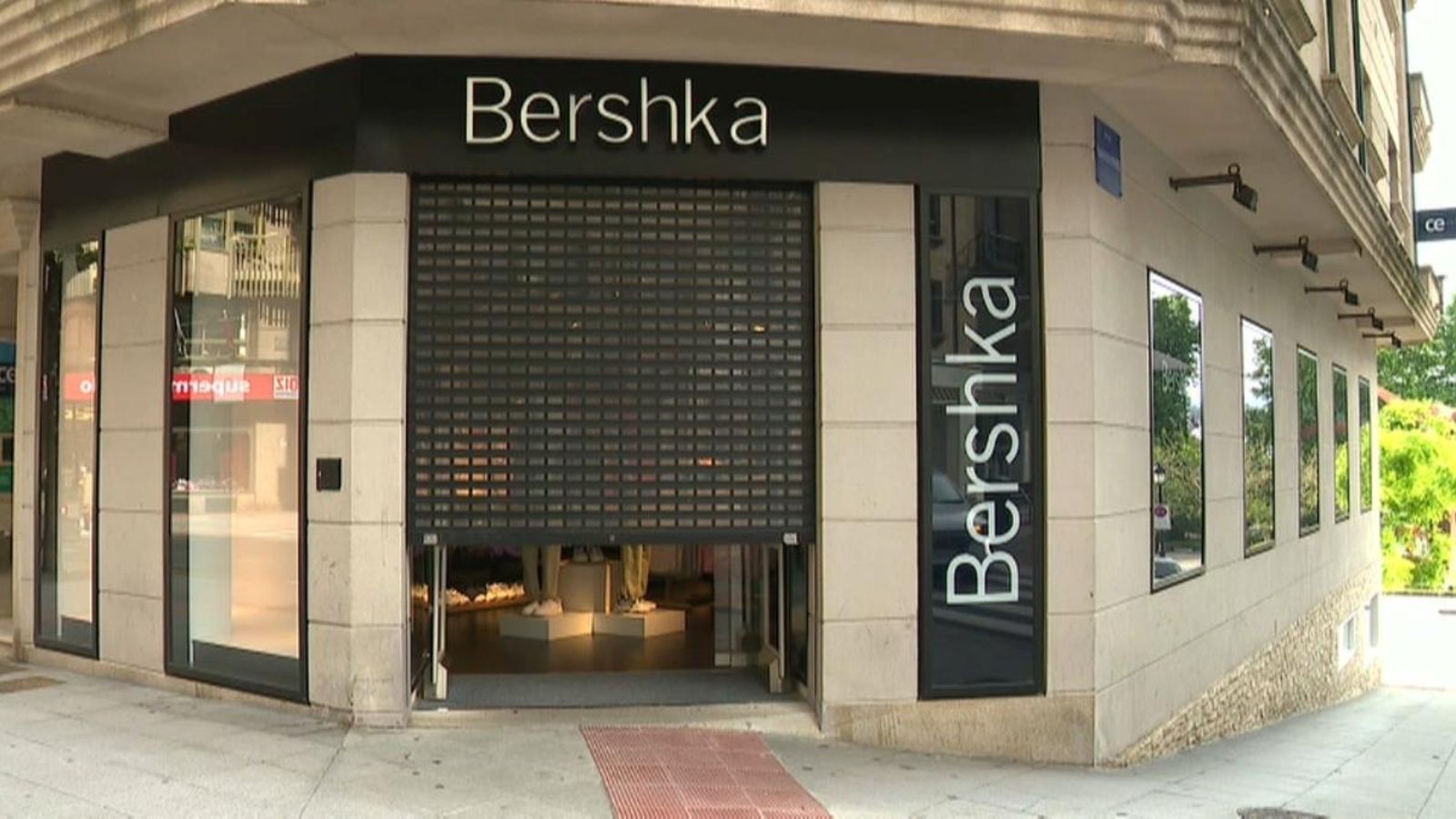 Per al peu foto: Una de les botigues de la firma de moda, que tancarà deu establiments a la Comunitat Valenciana en el primer trimestre del 2021