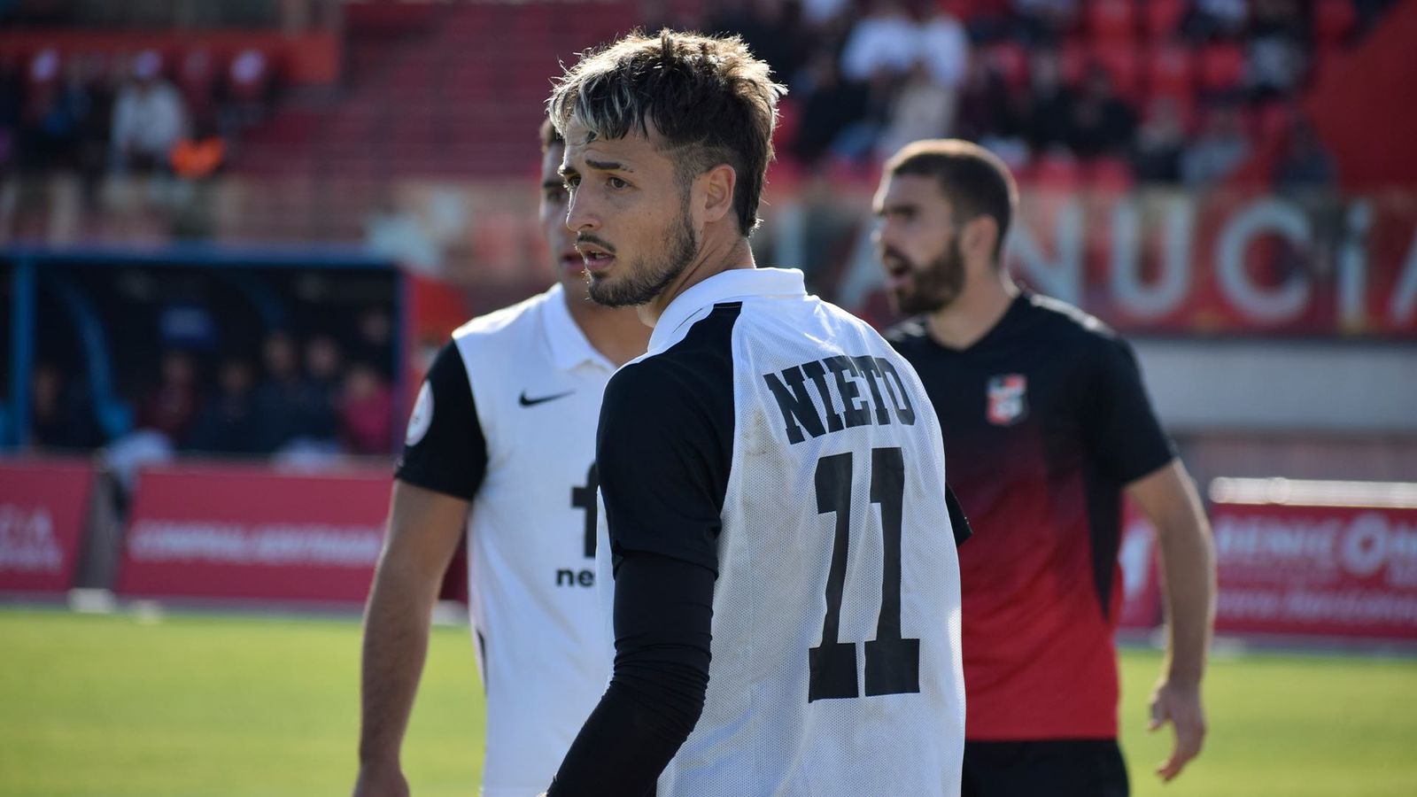 Jugadors de la Nucia i de l'Eldenc a l'Estadi Olímpic Camilo Cano, en el partit de la primera volta