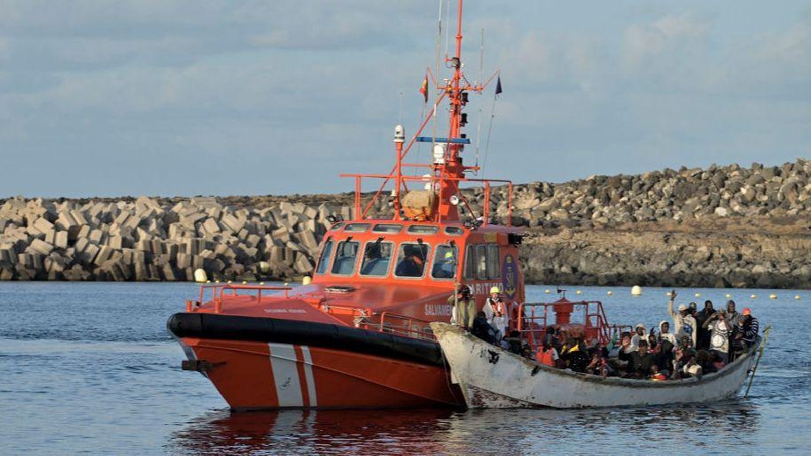 L'embarcació 'Salvamar Adhara' de Salvament Marítim remolca una pastera amb 67 persones migrants a la illa del Hierro el 26 de desembre