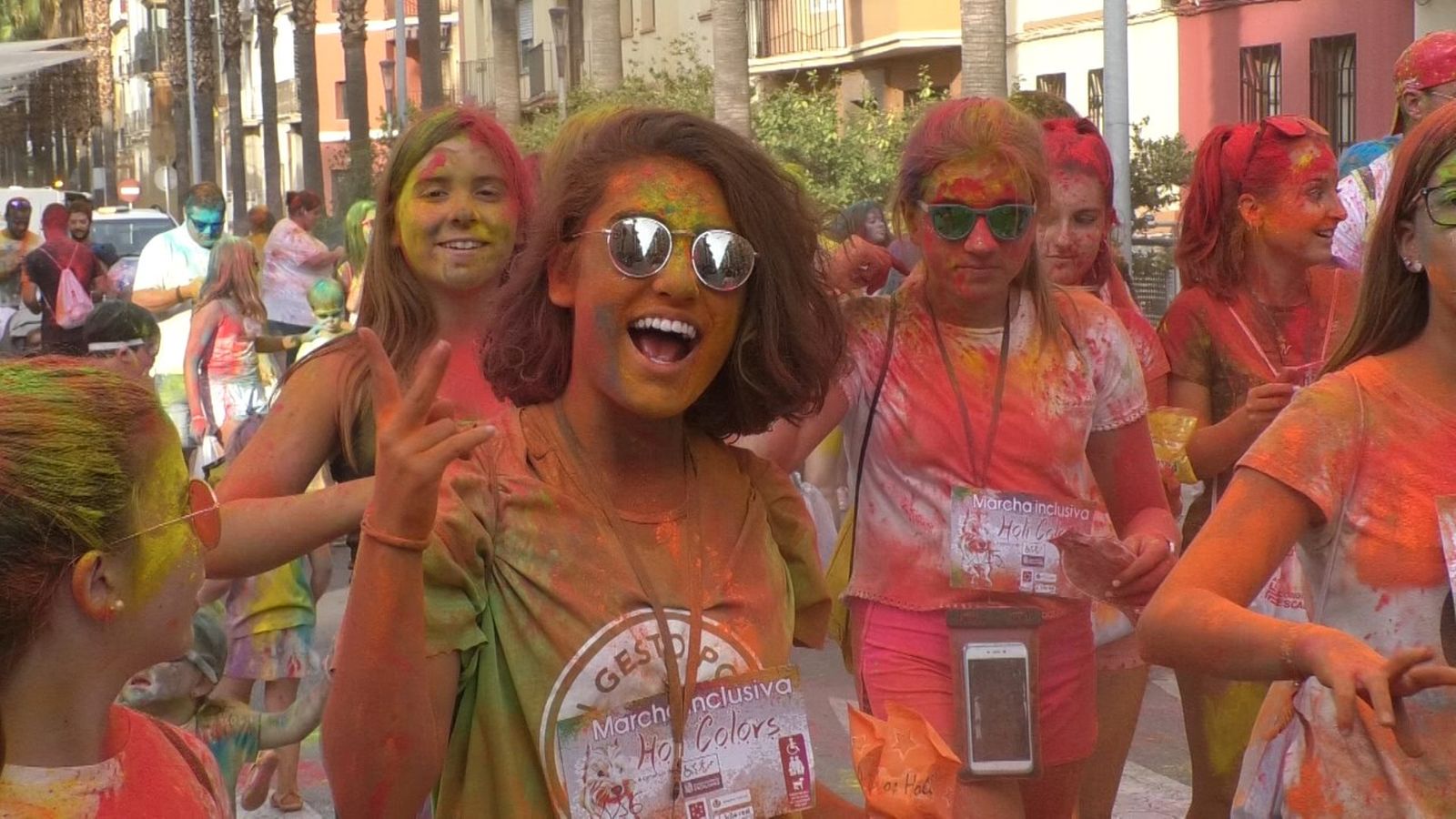 Milers de persones han participat en la Marxa Holi Colors contra la distròfia muscular.