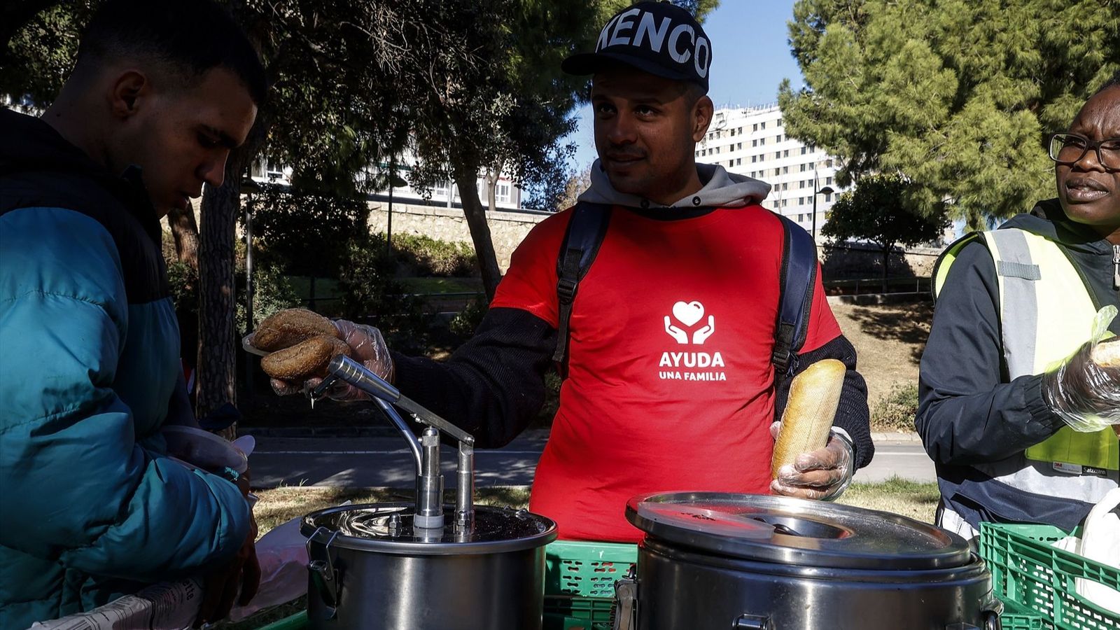 Un voluntari de l'ONG Ajuda una Família reparteix menjar a persones sense recursos