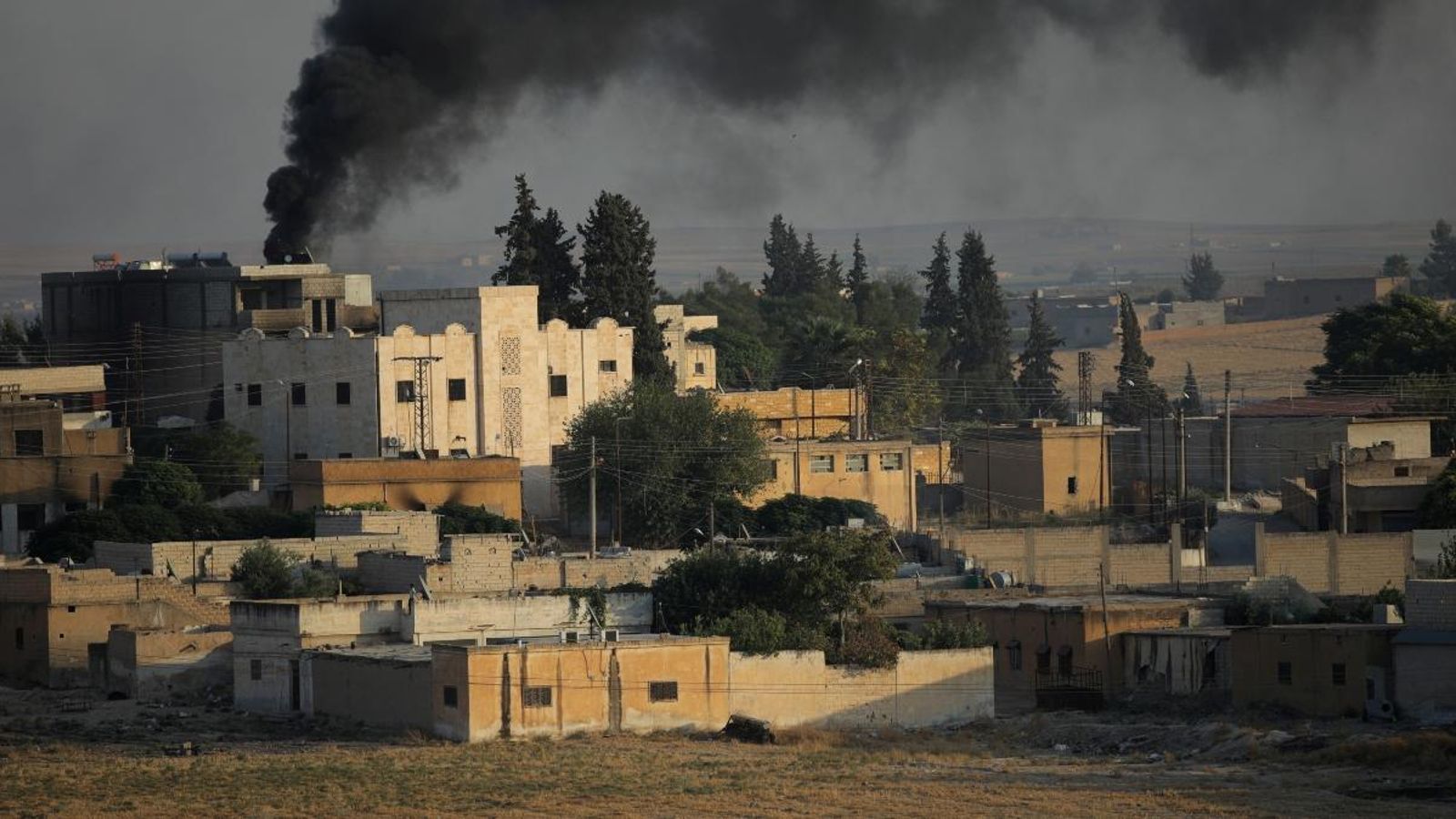 Columnes de fum a la ciutat de Abyad, a la frontera síria