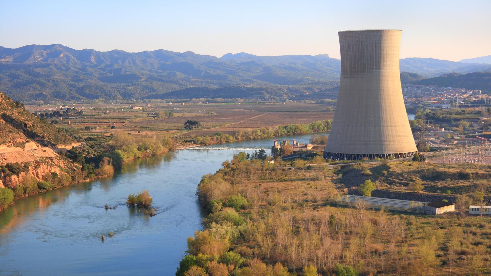 Central nuclear d'Ascó al costat del riu Ebre