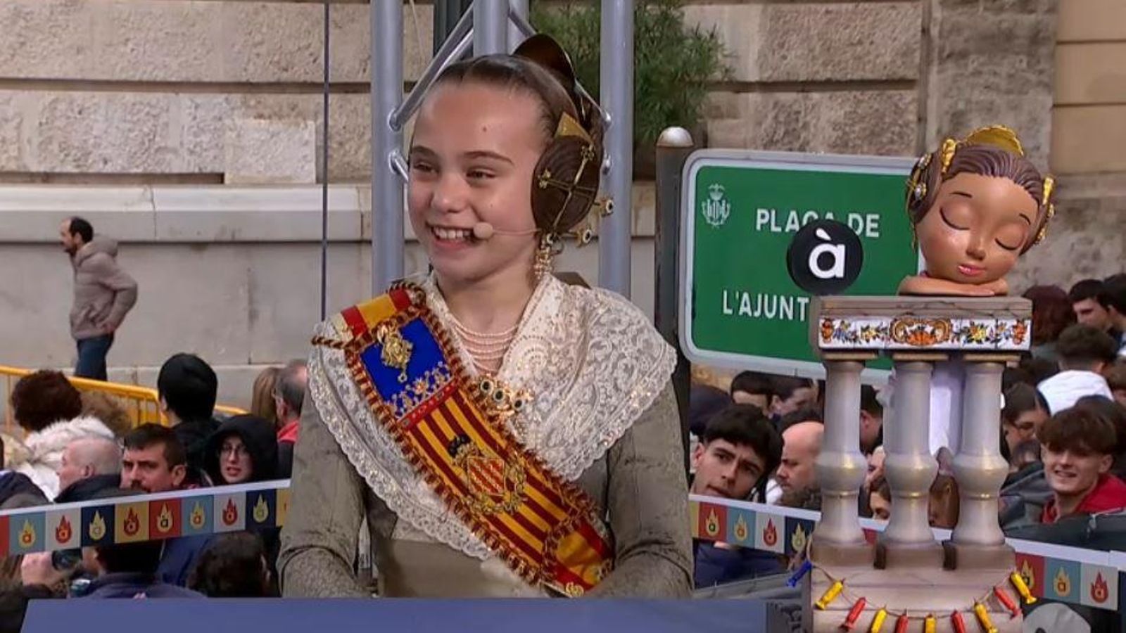 La fallera major infantil de València 2025 Lucía Garcia, al set d`À Punt