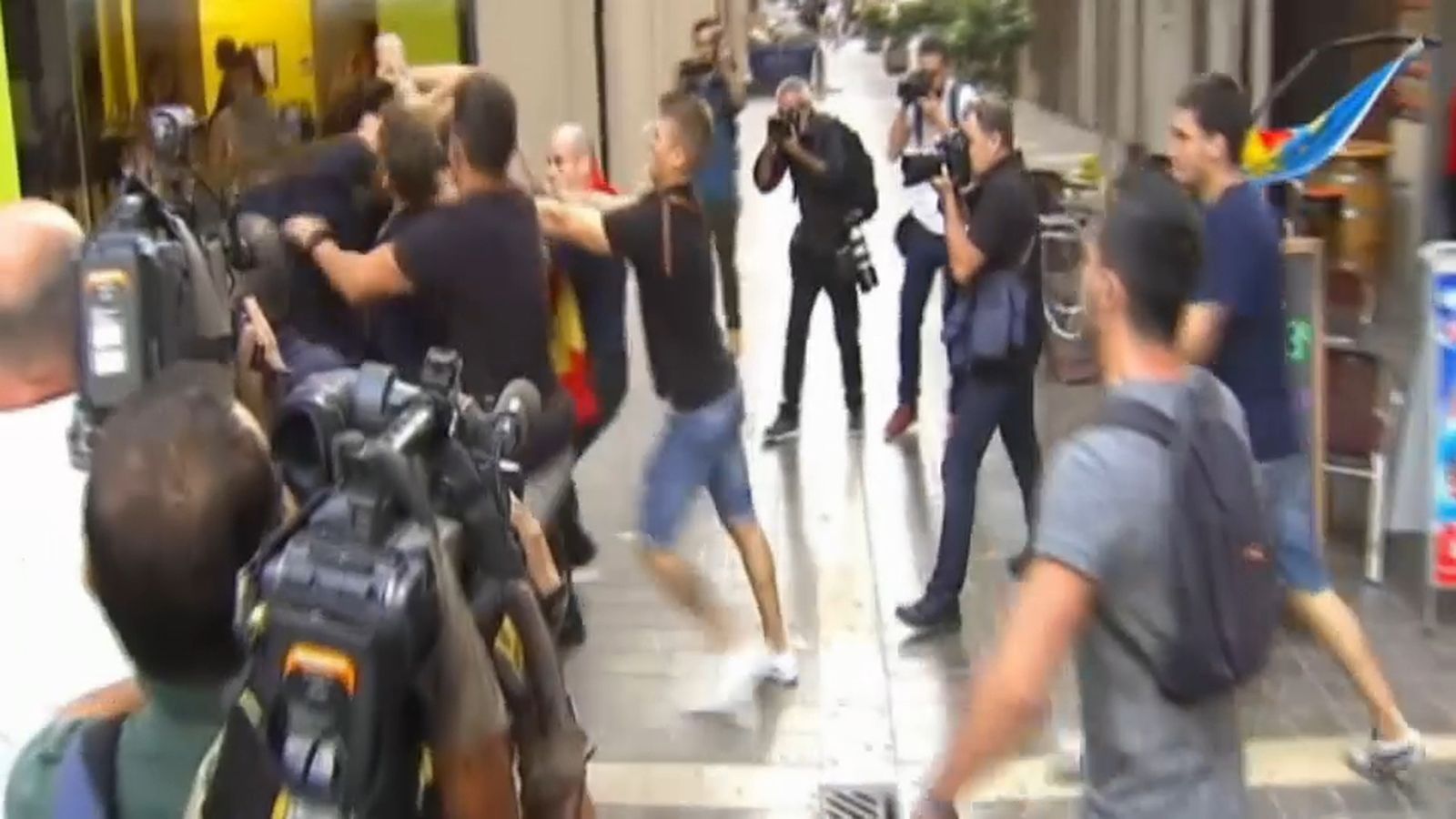 Imatge d'arxiu de les agressions que tingueren lloc durant la manifestació del 9 d'Octubre del 2017