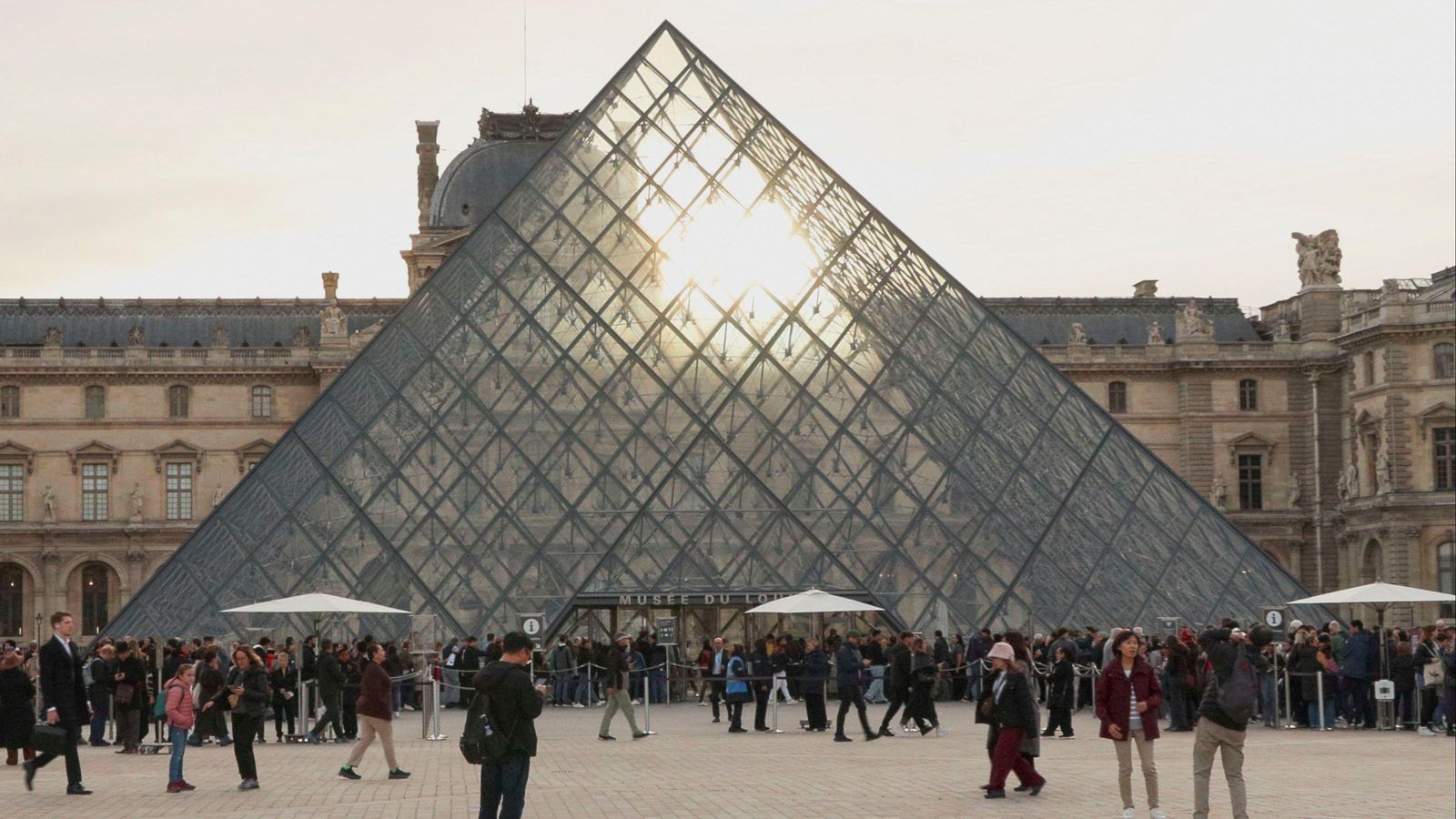 El museu del Louvre manté fortes mesures de seguretat