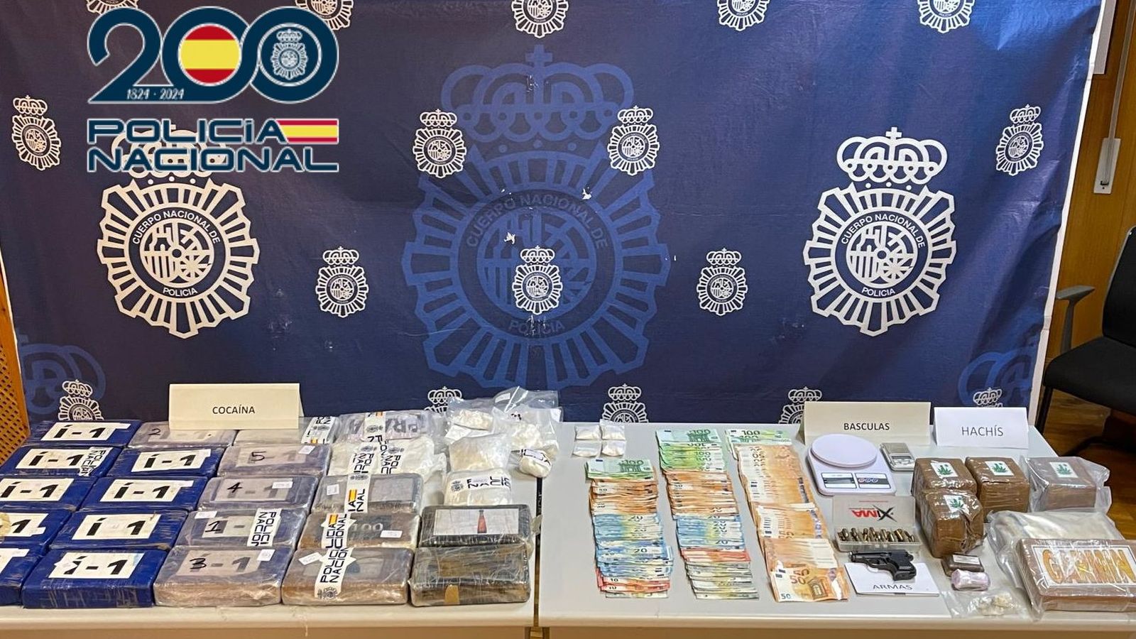 Els agents han intervingut trenta quilos de cocaïna,  quatre quilos d’haixix, una pistola , 11.420 euros, bàscules i material per al tractament de la droga.