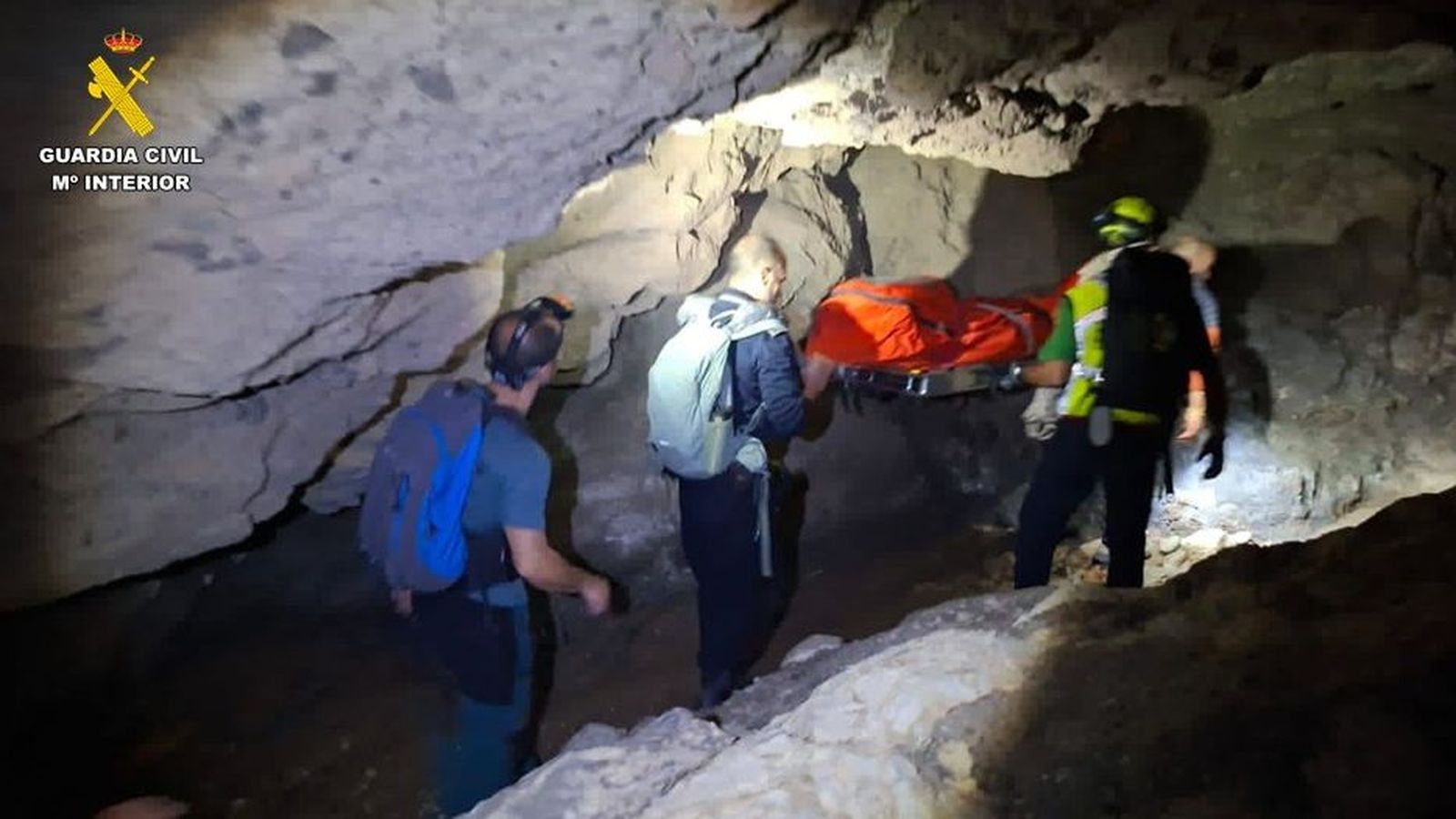 Els efectius de rescat traslladen el cos del senderista localitzat a la serra d'Albatera