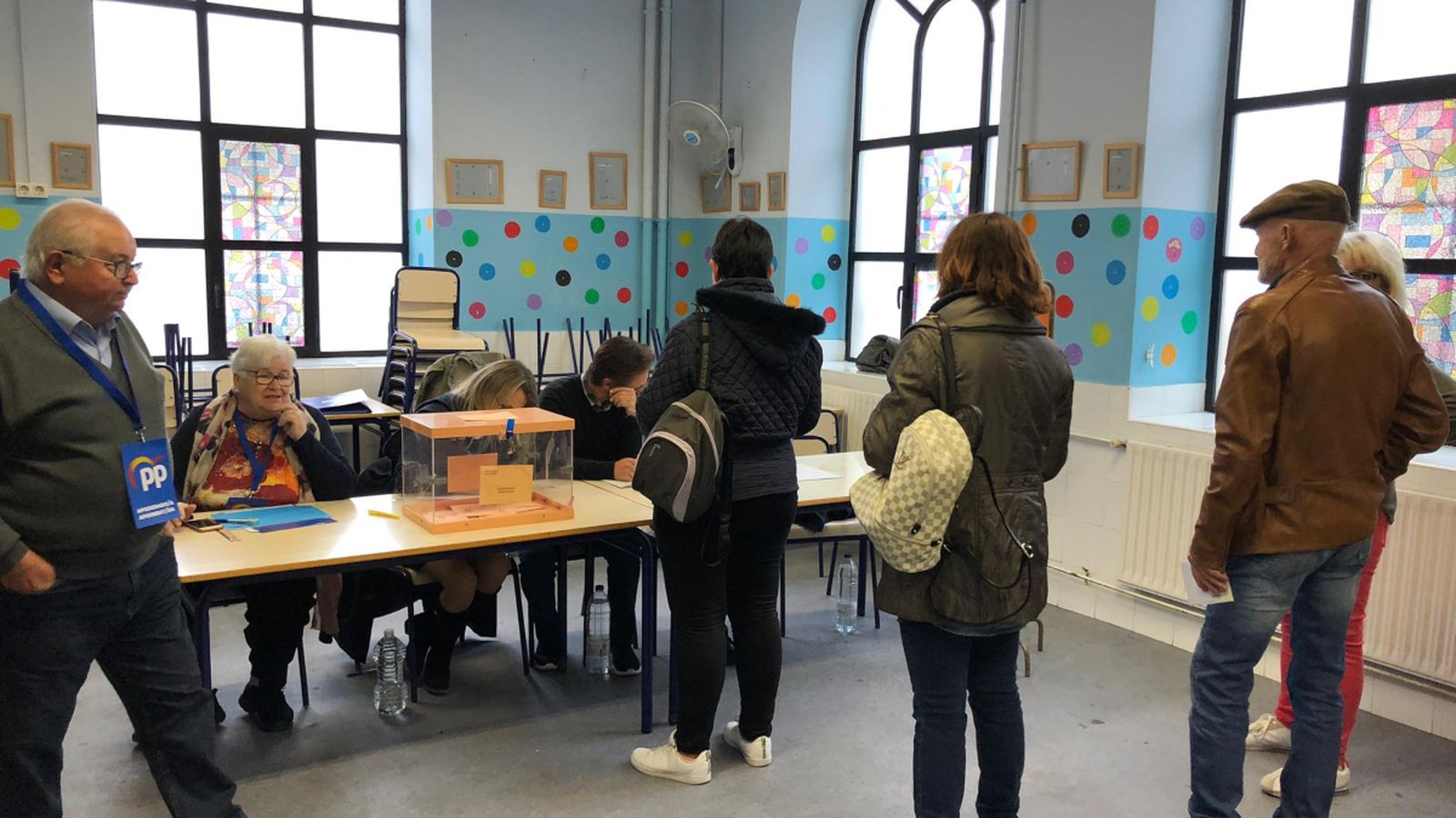 Primers votants al col·legi electoral CEIP Miguel de Cervantes de Paterna