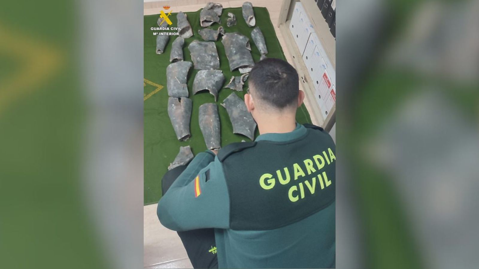 Un agent de la Guàrdia Civil inspecciona les restes de l'Apol·lo de Pinedo