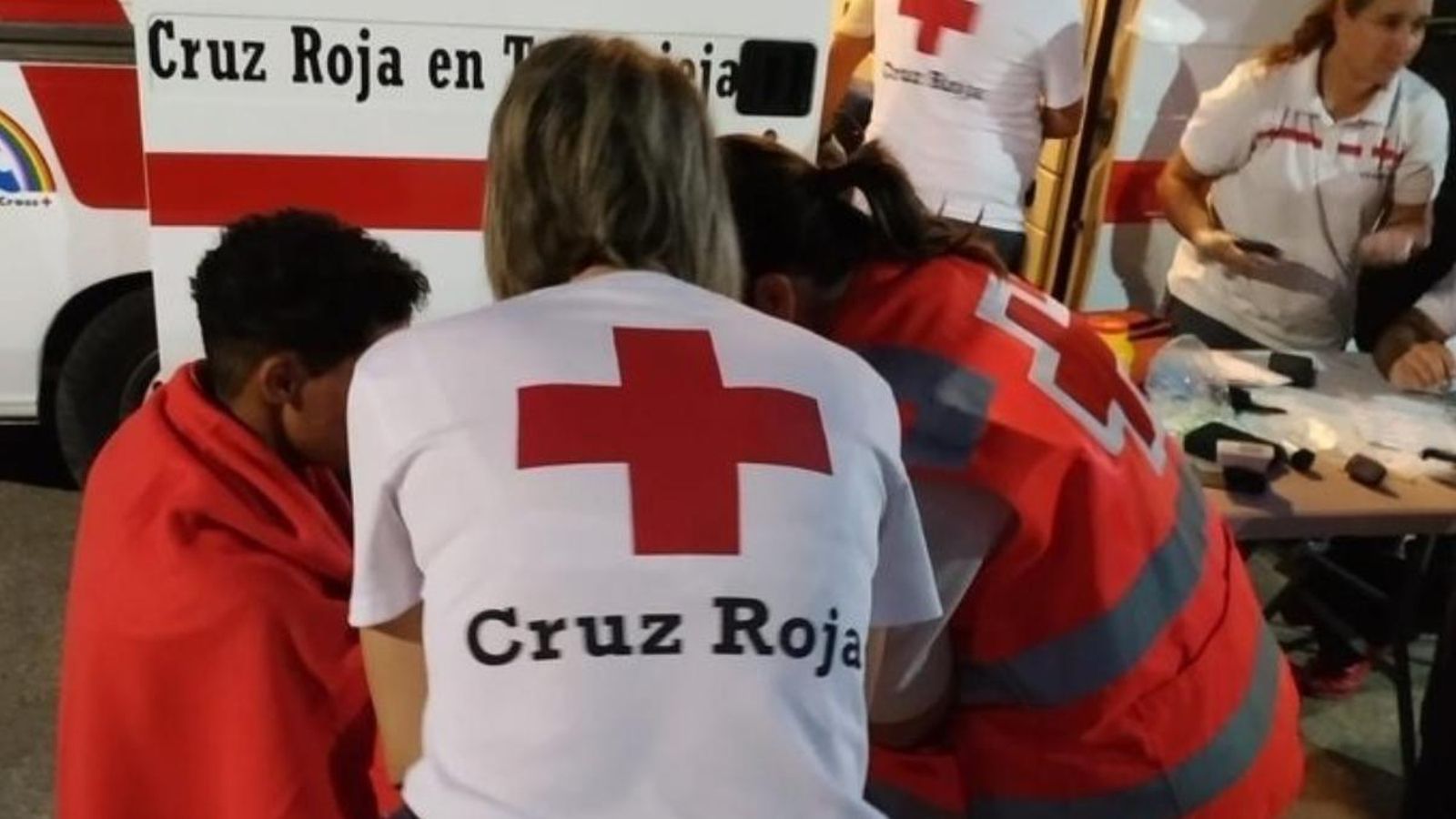 Els membres de la Creu Roja atenen un grup de migrants, en una imatge d'arxiu